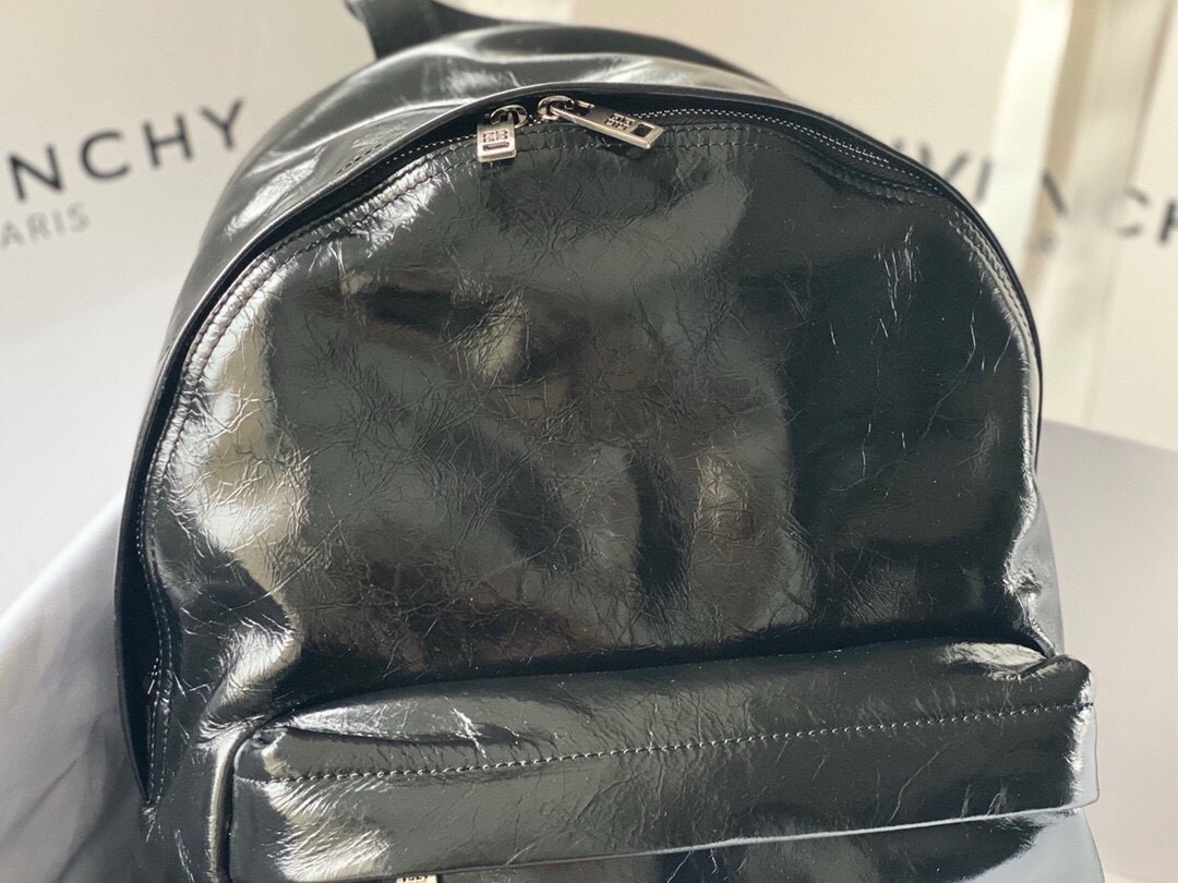 The store manager highly recommends the French GIVENCHY premium full leather backpack, unisex, unisex.