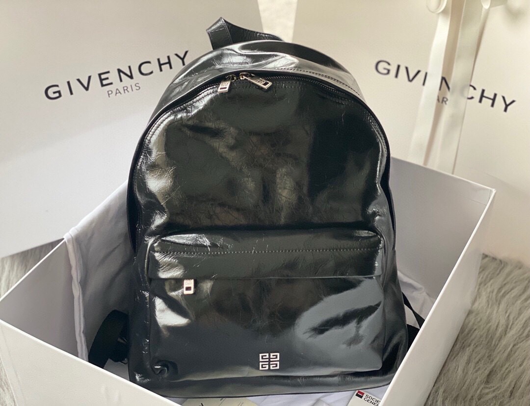 The store manager highly recommends the French GIVENCHY premium full leather backpack, unisex, unisex.