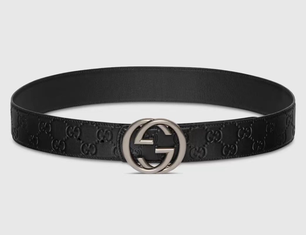 Gucci 这款男士腰带亮眼吸睛，是2026早春系列之一。腰带扣设有一个销钉，可轻松翻转互扣式双G造型配
