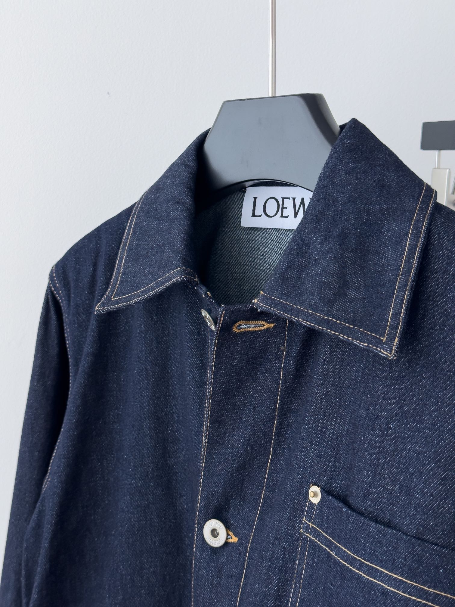 “Classic Cowboy Apparel: Coats, Shorts, and Dress Packs by Loewe” - 图片 4