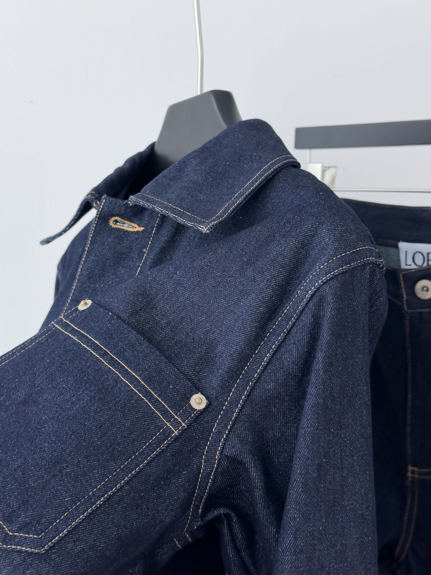 “Classic Cowboy Apparel: Coats, Shorts, and Dress Packs by Loewe” - 图片 6