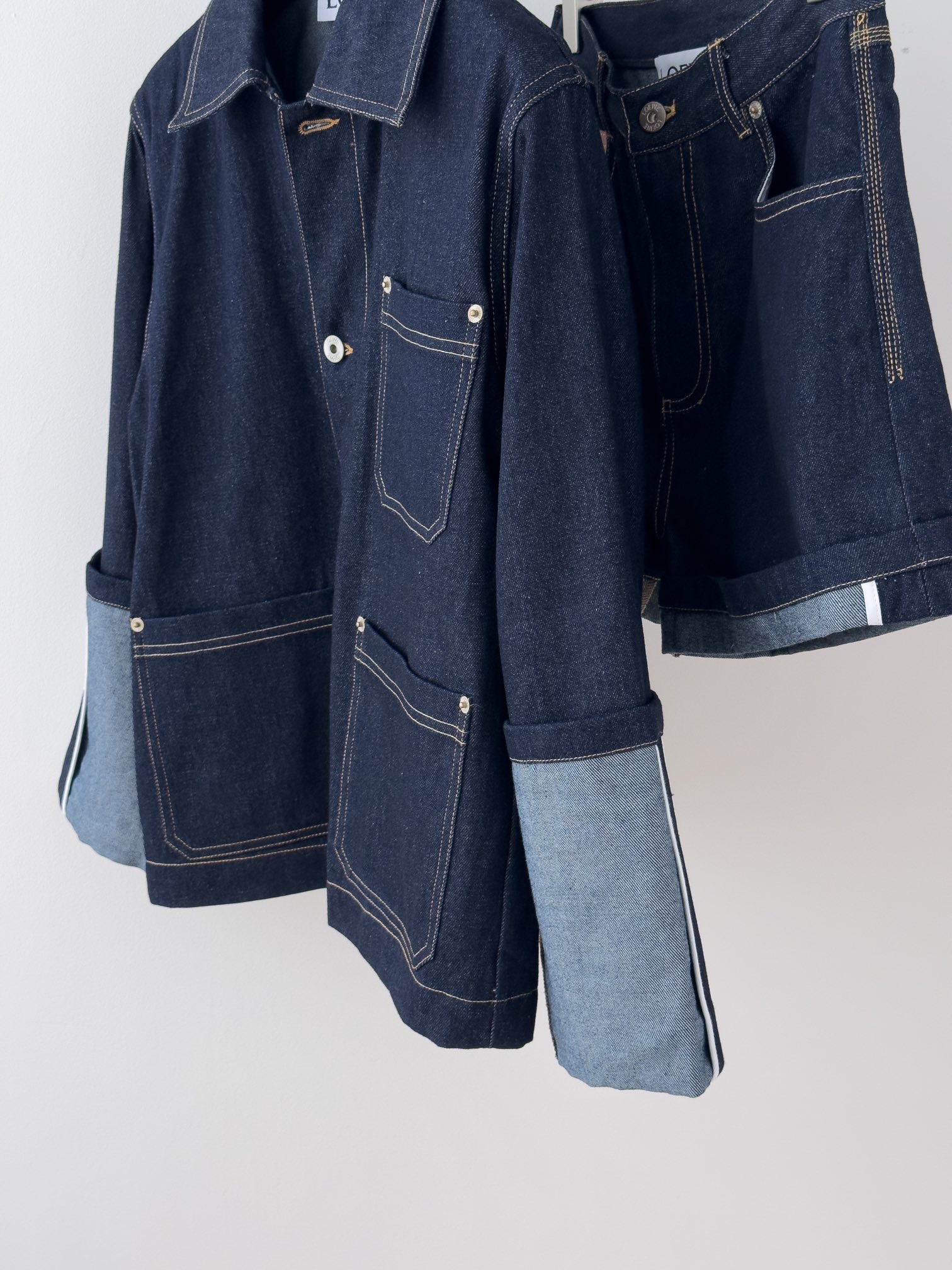 “Classic Cowboy Apparel: Coats, Shorts, and Dress Packs by Loewe” - 图片 3