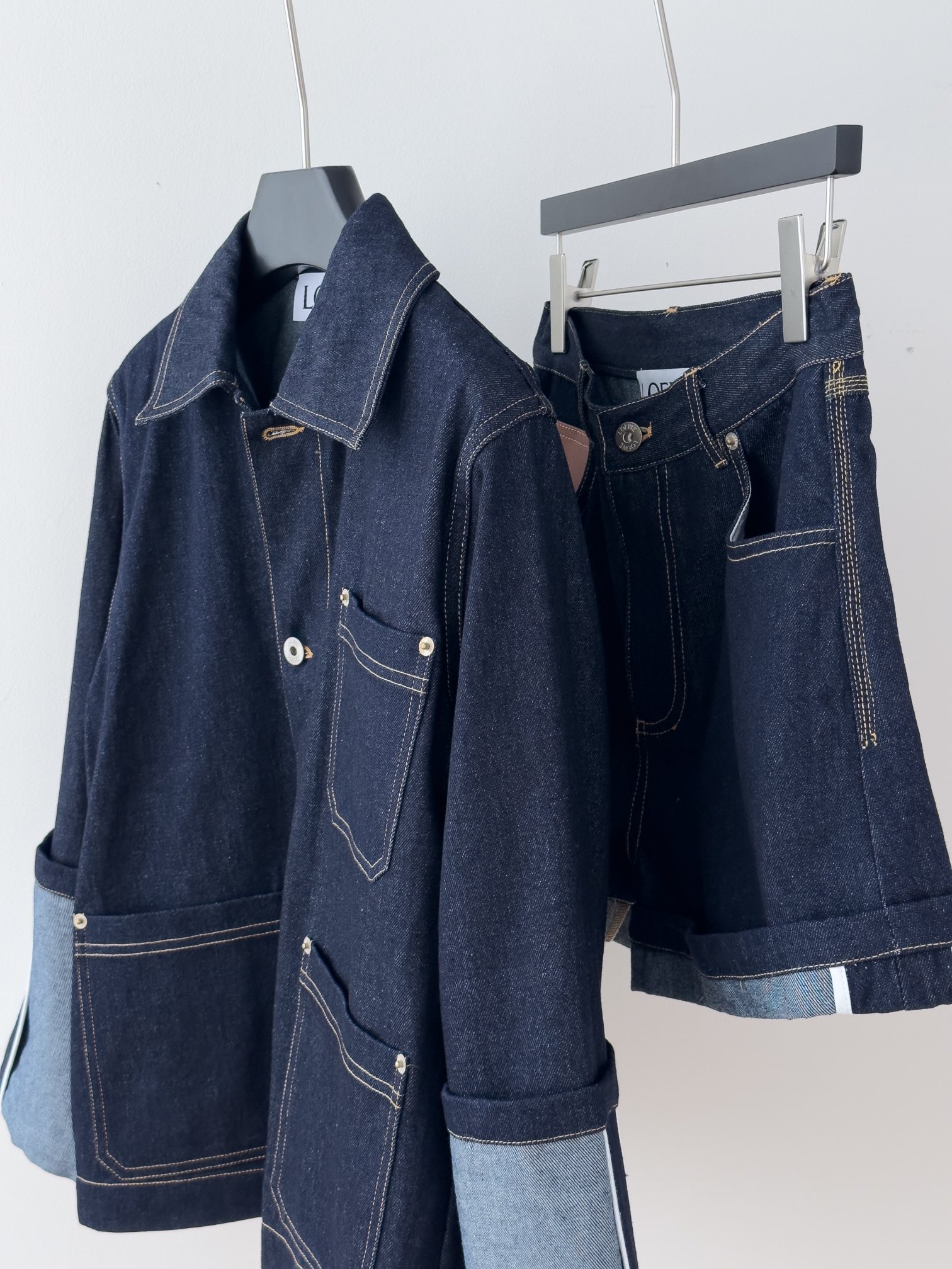 “Classic Cowboy Apparel: Coats, Shorts, and Dress Packs by Loewe” - 图片 2