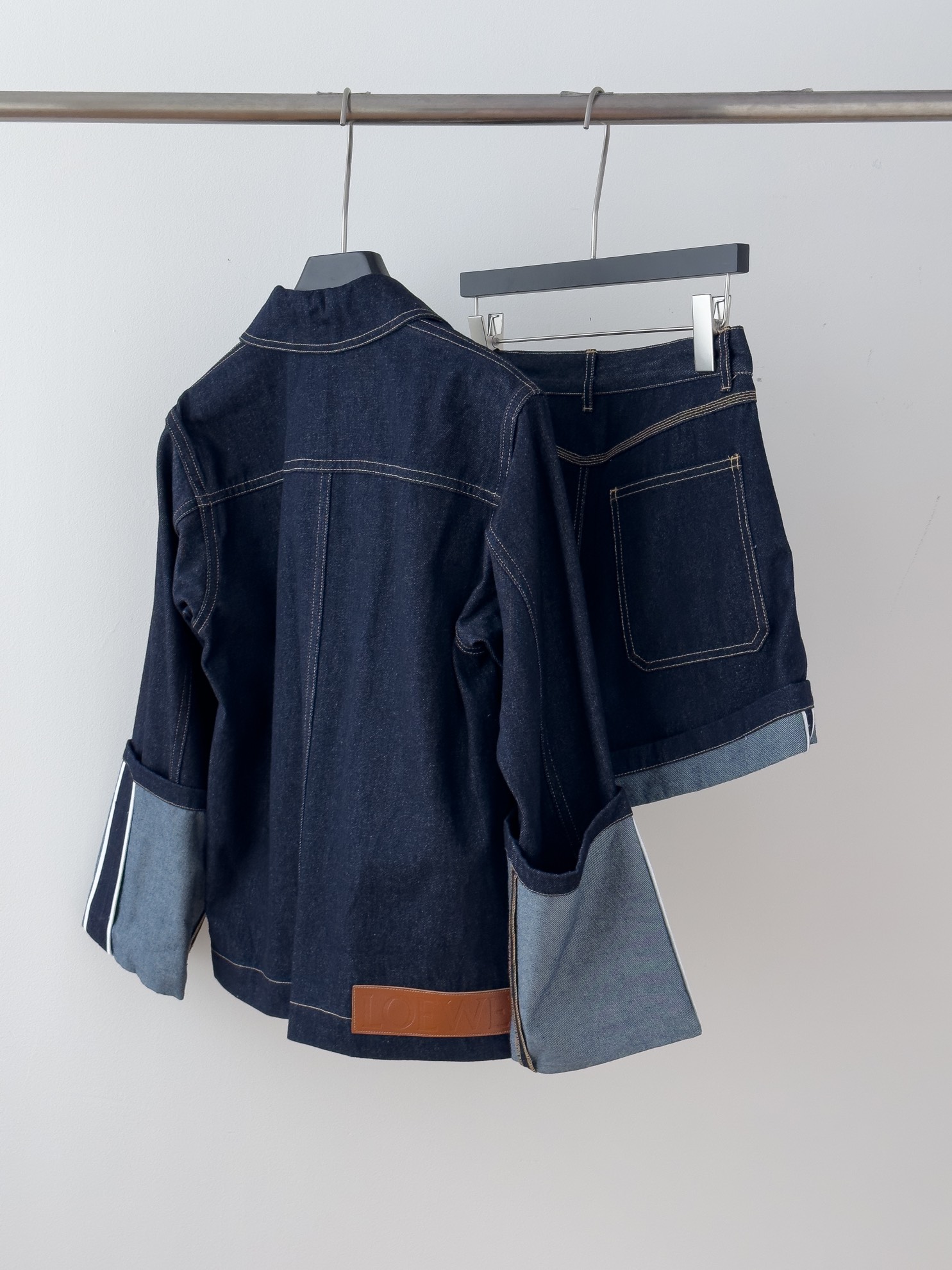 “Classic Cowboy Apparel: Coats, Shorts, and Dress Packs by Loewe” - 图片 7