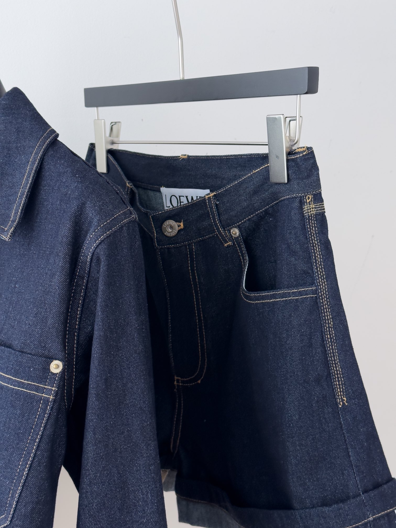 “Classic Cowboy Apparel: Coats, Shorts, and Dress Packs by Loewe” - 图片 5