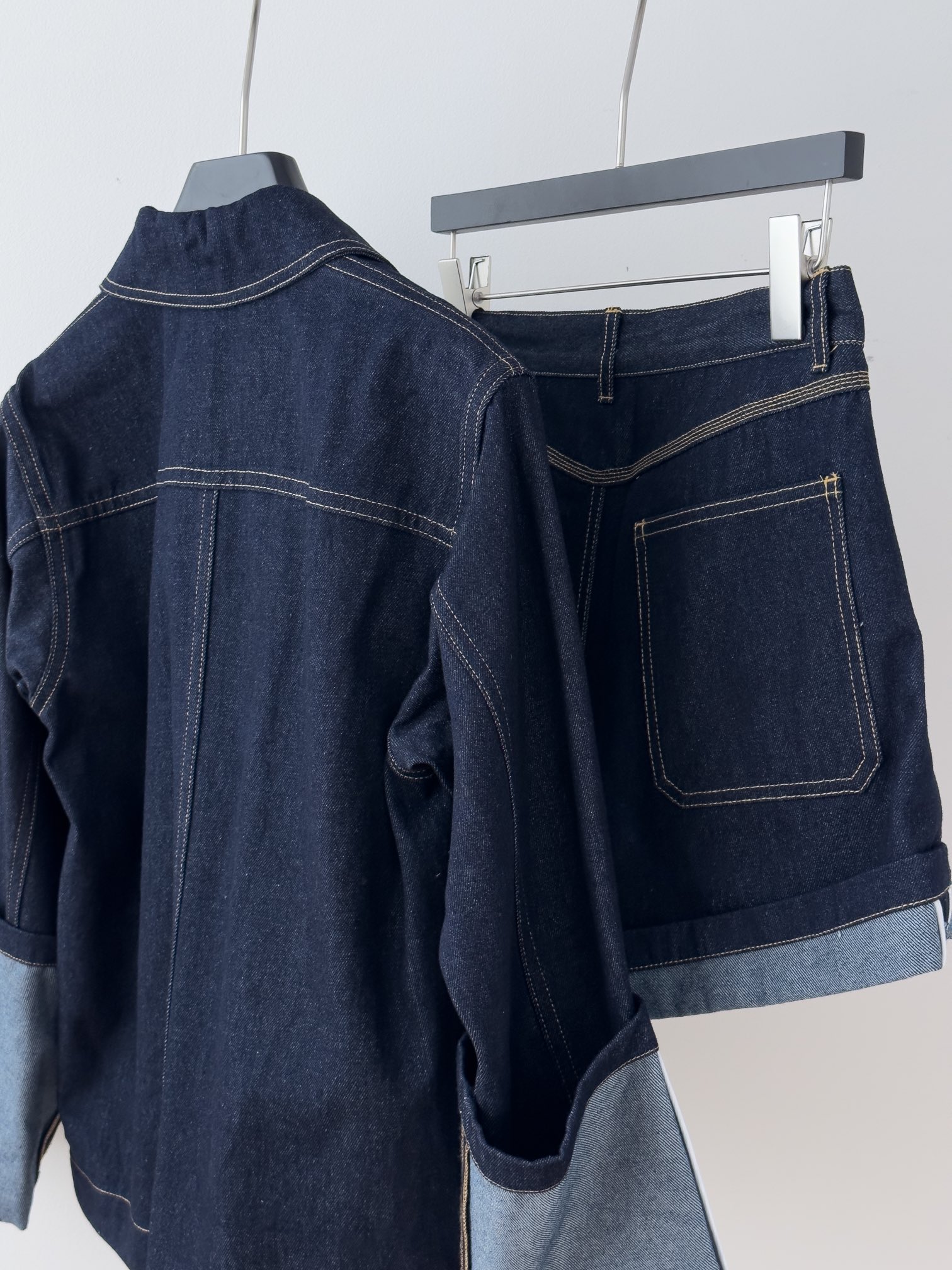 “Classic Cowboy Apparel: Coats, Shorts, and Dress Packs by Loewe” - 图片 8