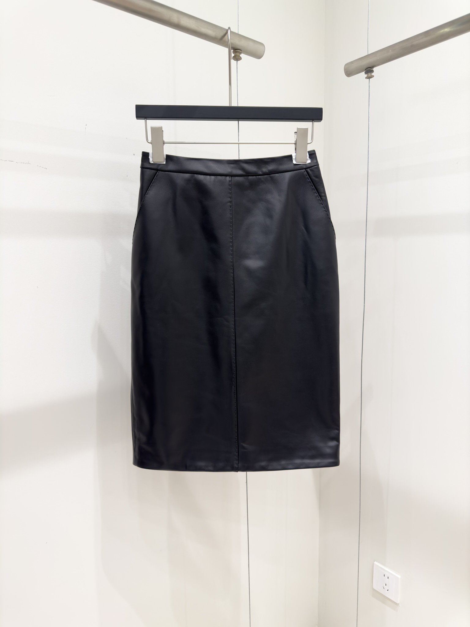 Luxurious Saint Laurent Lamb-Skin Half Skirt, Single-Handed Female Suit, Size 36-38-40 - 图片 1