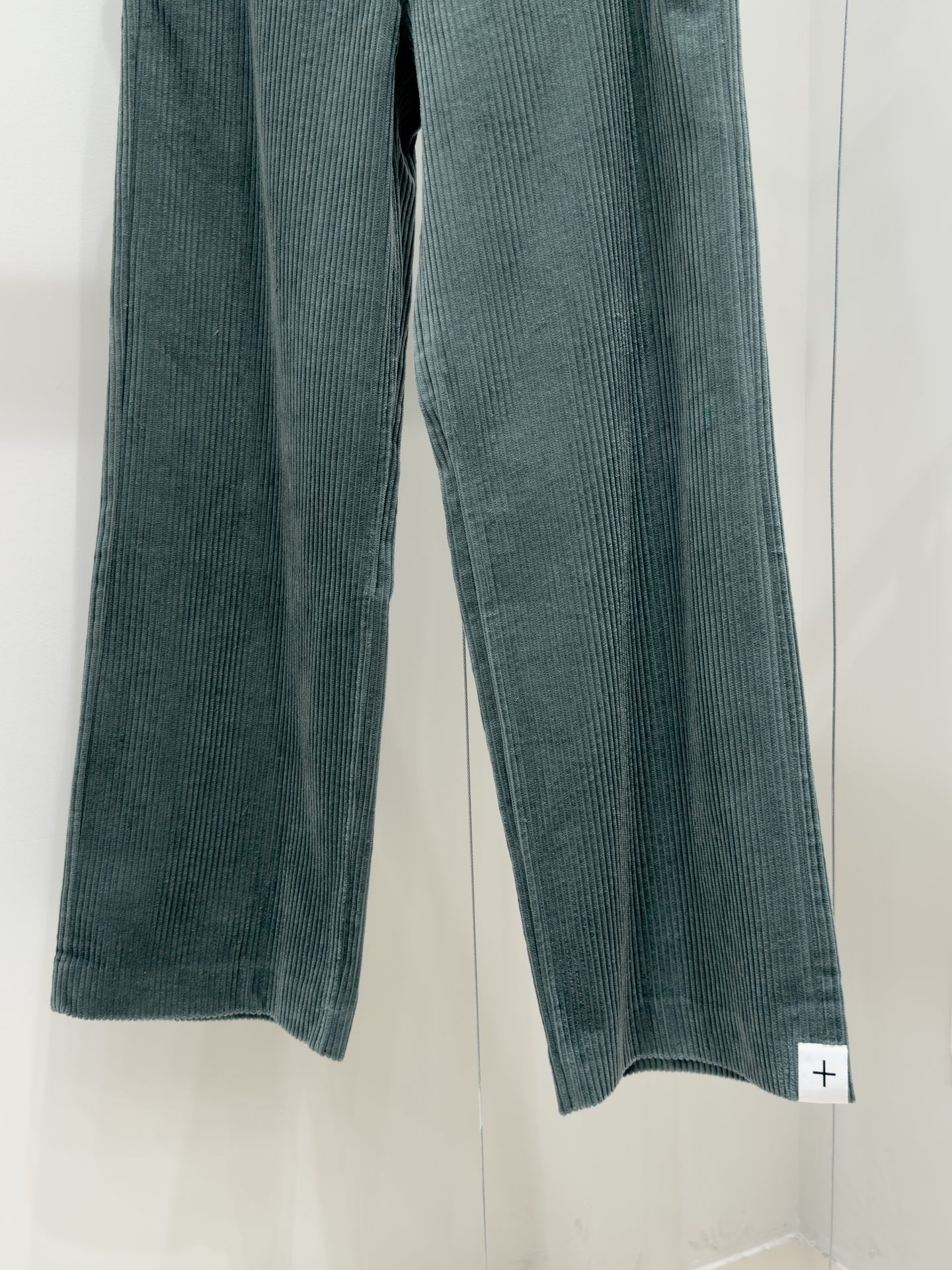 “Stylish Single-Rate Female Suit by Gil Sanders for Autumn/Winter Season” - 图片 3