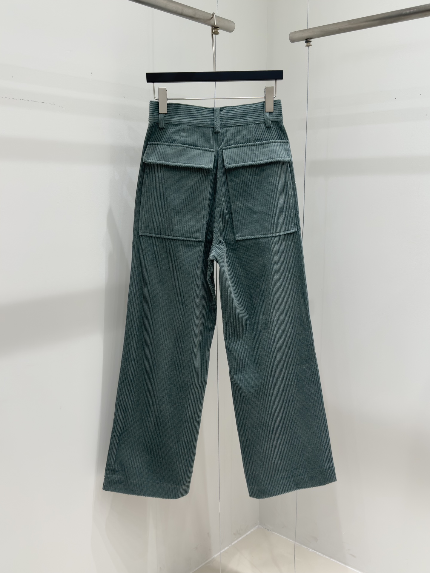 “Stylish Single-Rate Female Suit by Gil Sanders for Autumn/Winter Season” - 图片 4