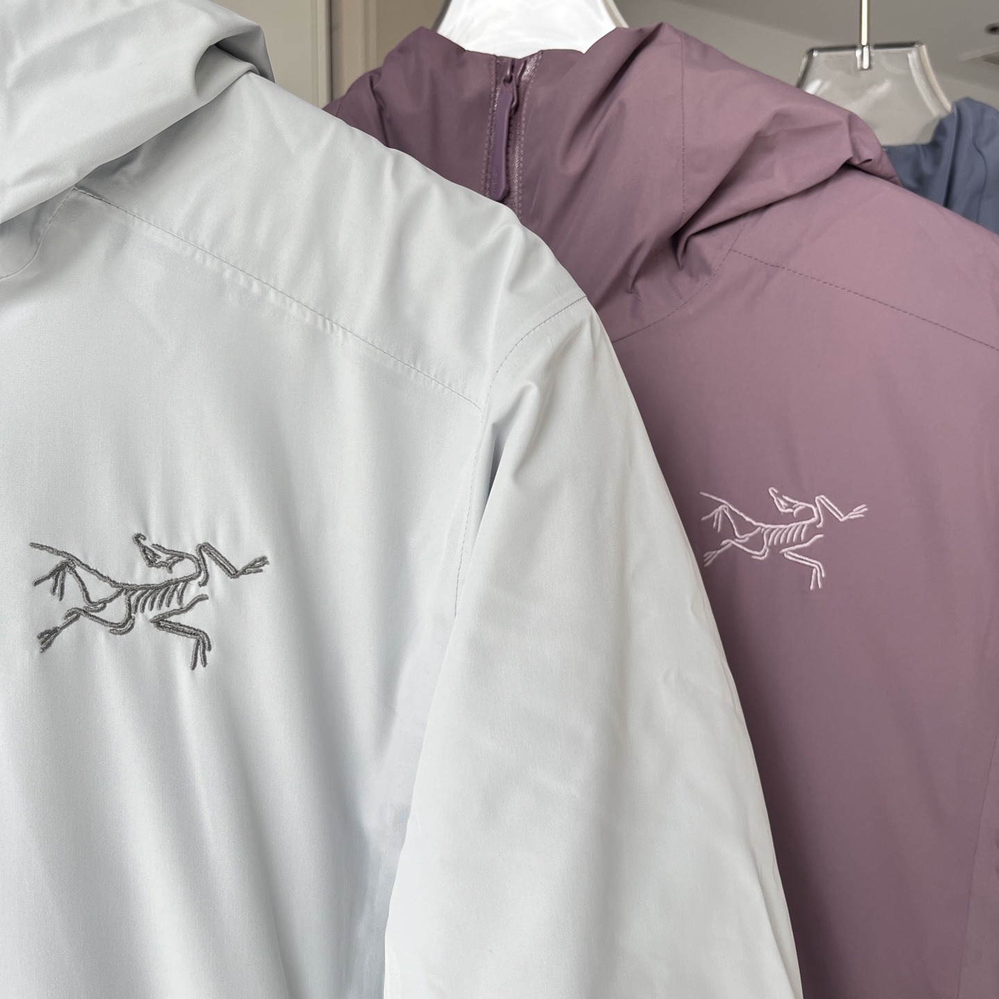 💰450
ARC’TERYX始祖鸟始祖鸟索拉诺Solano Down Hoody羽绒服
本年度最具代表性的轻量化白鸭绒羽绒服
探索户外运动于城市休闲并存的一款设计风格 极致御寒保暖 给予你冬季足够温暖的呵护 限定版本 国内无售 高级户外全天候白鸭绒滑雪服 纯原版本,每一处细节 入手后的那一刻 足矣震撼你的心灵 ,这款羽绒服 低温无法阻挡你在弯道上的表现。 Solano夹克为抵御寒冷天气而设计,不仅具有良好的保暖性能,还可提供防风雨保护,外观也凝练优雅。
面料+特点:
✅采用750蓬松度白鸭绒填充,在严寒肆虐之时也可提供良好的舒适性, 透气 GORE-TEX 面料可遮蔽风、雨、雪的侵袭。
✅低温、寒风、轻度降雪。连帽衣锁温保暖、防风防雨,让你享受一整天的户外生活。袖子采用不含PFAS的GORE-TEX面料,可以抵御风雨。下背部和腋下采用轻量的弹力软壳,更加通风透气。750蓬松度白鸭绒守护核心温暖。
✅ 胸前和帽子精密logo刺绣来自日本进口田岛机器
✅做工非常精致 内里充绒饱满,表层走针 丝毫不渗水 不漏水 客供定制专属
✅内侧右边有一个大口袋可收纳,左边有一个拉链口袋。
✅下摆、兜帽多处可调节扣绳,防风保暖,自由调整舒适度
✅100%锦纶面料,腋下拼接针织面料,防风 防水性能得到全新的提升 让外部寒风低温 入侵不到内部丝毫 超脱以往的防水效果 雨雪长时间附于衣服表层,也不会有任何往内部渗透问题
✅功能性多口袋设计 出行携带物品更加方便 全身口袋都采用拉链闭合方式 全定制Ykk 压胶走边 耐用且不会有用力过度 出现撕裂现象
颜色:黑、复古绿、星际紫 、隐秘灰、层云蓝
尺码:XS-2XL
XS S M L XL 2XL
胸围 43 44 45 46 47 48
肩宽 110 114 118 122 126 130
袖长 61 62 63 64 65 66
衣长 69 70 72 74 76 78
平铺手工测量;存在1-3CM误差属于正常现象