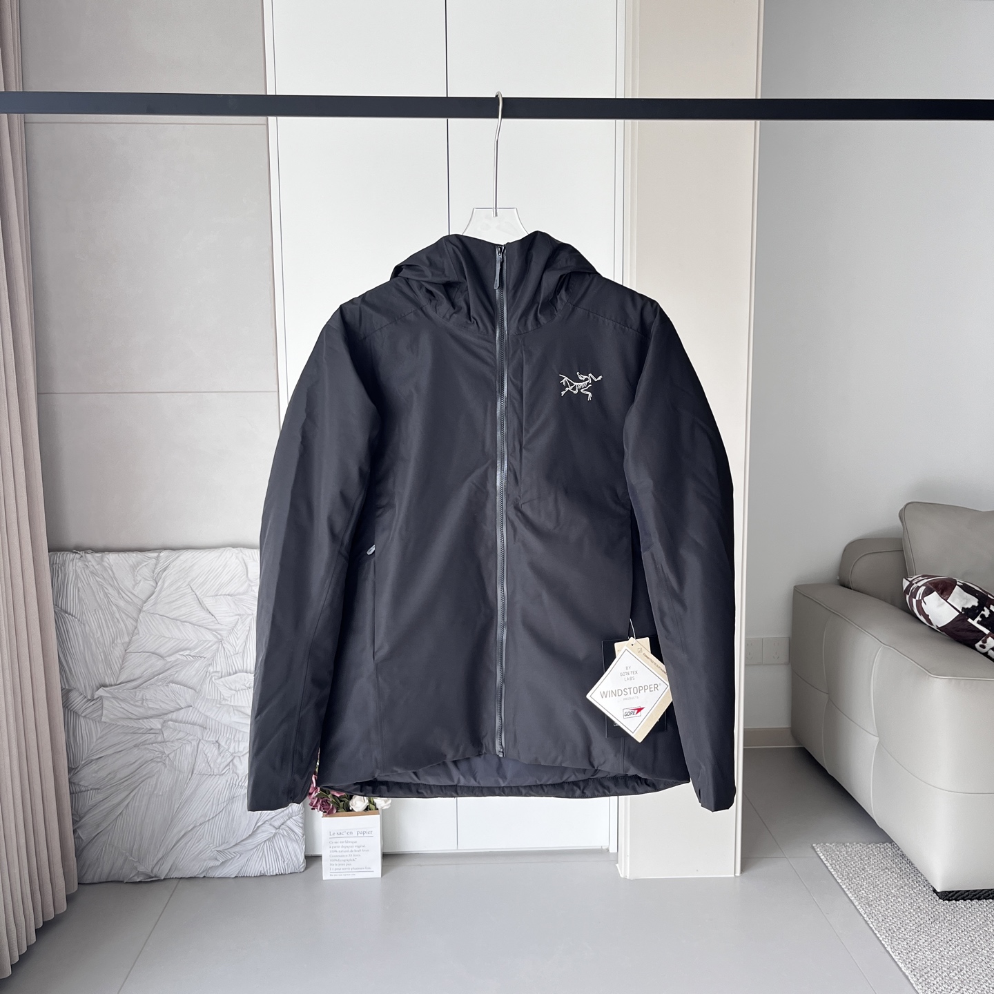 💰450
ARC’TERYX始祖鸟始祖鸟索拉诺Solano Down Hoody羽绒服
本年度最具代表性的轻量化白鸭绒羽绒服
探索户外运动于城市休闲并存的一款设计风格 极致御寒保暖 给予你冬季足够温暖的呵护 限定版本 国内无售 高级户外全天候白鸭绒滑雪服 纯原版本,每一处细节 入手后的那一刻 足矣震撼你的心灵 ,这款羽绒服 低温无法阻挡你在弯道上的表现。 Solano夹克为抵御寒冷天气而设计,不仅具有良好的保暖性能,还可提供防风雨保护,外观也凝练优雅。
面料+特点:
✅采用750蓬松度白鸭绒填充,在严寒肆虐之时也可提供良好的舒适性, 透气 GORE-TEX 面料可遮蔽风、雨、雪的侵袭。
✅低温、寒风、轻度降雪。连帽衣锁温保暖、防风防雨,让你享受一整天的户外生活。袖子采用不含PFAS的GORE-TEX面料,可以抵御风雨。下背部和腋下采用轻量的弹力软壳,更加通风透气。750蓬松度白鸭绒守护核心温暖。
✅ 胸前和帽子精密logo刺绣来自日本进口田岛机器
✅做工非常精致 内里充绒饱满,表层走针 丝毫不渗水 不漏水 客供定制专属
✅内侧右边有一个大口袋可收纳,左边有一个拉链口袋。
✅下摆、兜帽多处可调节扣绳,防风保暖,自由调整舒适度
✅100%锦纶面料,腋下拼接针织面料,防风 防水性能得到全新的提升 让外部寒风低温 入侵不到内部丝毫 超脱以往的防水效果 雨雪长时间附于衣服表层,也不会有任何往内部渗透问题
✅功能性多口袋设计 出行携带物品更加方便 全身口袋都采用拉链闭合方式 全定制Ykk 压胶走边 耐用且不会有用力过度 出现撕裂现象
颜色:黑、复古绿、星际紫 、隐秘灰、层云蓝
尺码:XS-2XL
XS S M L XL 2XL
胸围 43 44 45 46 47 48
肩宽 110 114 118 122 126 130
袖长 61 62 63 64 65 66
衣长 69 70 72 74 76 78
平铺手工测量;存在1-3CM误差属于正常现象