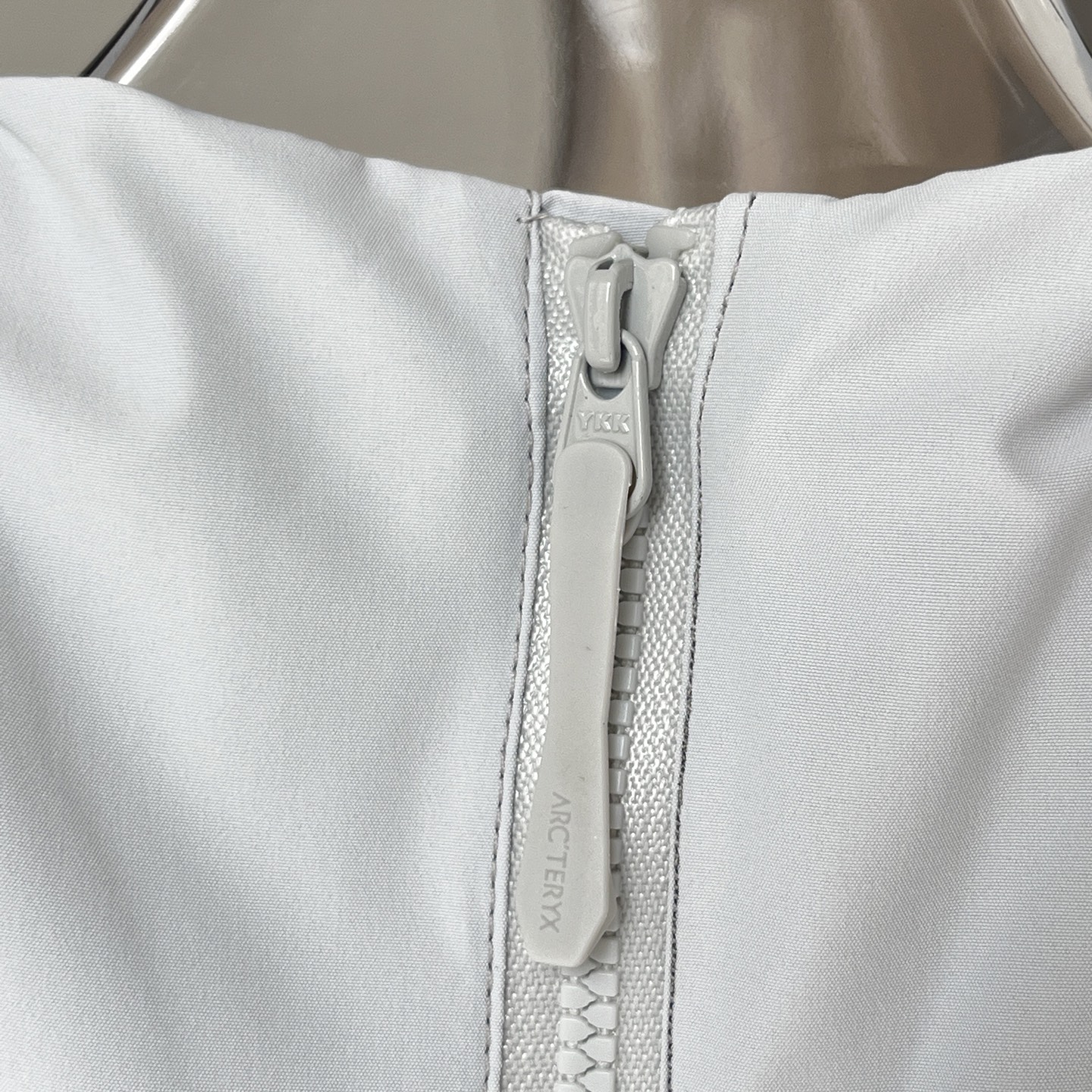 💰450
ARC’TERYX始祖鸟始祖鸟索拉诺Solano Down Hoody羽绒服
本年度最具代表性的轻量化白鸭绒羽绒服
探索户外运动于城市休闲并存的一款设计风格 极致御寒保暖 给予你冬季足够温暖的呵护 限定版本 国内无售 高级户外全天候白鸭绒滑雪服 纯原版本,每一处细节 入手后的那一刻 足矣震撼你的心灵 ,这款羽绒服 低温无法阻挡你在弯道上的表现。 Solano夹克为抵御寒冷天气而设计,不仅具有良好的保暖性能,还可提供防风雨保护,外观也凝练优雅。
面料+特点:
✅采用750蓬松度白鸭绒填充,在严寒肆虐之时也可提供良好的舒适性, 透气 GORE-TEX 面料可遮蔽风、雨、雪的侵袭。
✅低温、寒风、轻度降雪。连帽衣锁温保暖、防风防雨,让你享受一整天的户外生活。袖子采用不含PFAS的GORE-TEX面料,可以抵御风雨。下背部和腋下采用轻量的弹力软壳,更加通风透气。750蓬松度白鸭绒守护核心温暖。
✅ 胸前和帽子精密logo刺绣来自日本进口田岛机器
✅做工非常精致 内里充绒饱满,表层走针 丝毫不渗水 不漏水 客供定制专属
✅内侧右边有一个大口袋可收纳,左边有一个拉链口袋。
✅下摆、兜帽多处可调节扣绳,防风保暖,自由调整舒适度
✅100%锦纶面料,腋下拼接针织面料,防风 防水性能得到全新的提升 让外部寒风低温 入侵不到内部丝毫 超脱以往的防水效果 雨雪长时间附于衣服表层,也不会有任何往内部渗透问题
✅功能性多口袋设计 出行携带物品更加方便 全身口袋都采用拉链闭合方式 全定制Ykk 压胶走边 耐用且不会有用力过度 出现撕裂现象
颜色:黑、复古绿、星际紫 、隐秘灰、层云蓝
尺码:XS-2XL
XS S M L XL 2XL
胸围 43 44 45 46 47 48
肩宽 110 114 118 122 126 130
袖长 61 62 63 64 65 66
衣长 69 70 72 74 76 78
平铺手工测量;存在1-3CM误差属于正常现象