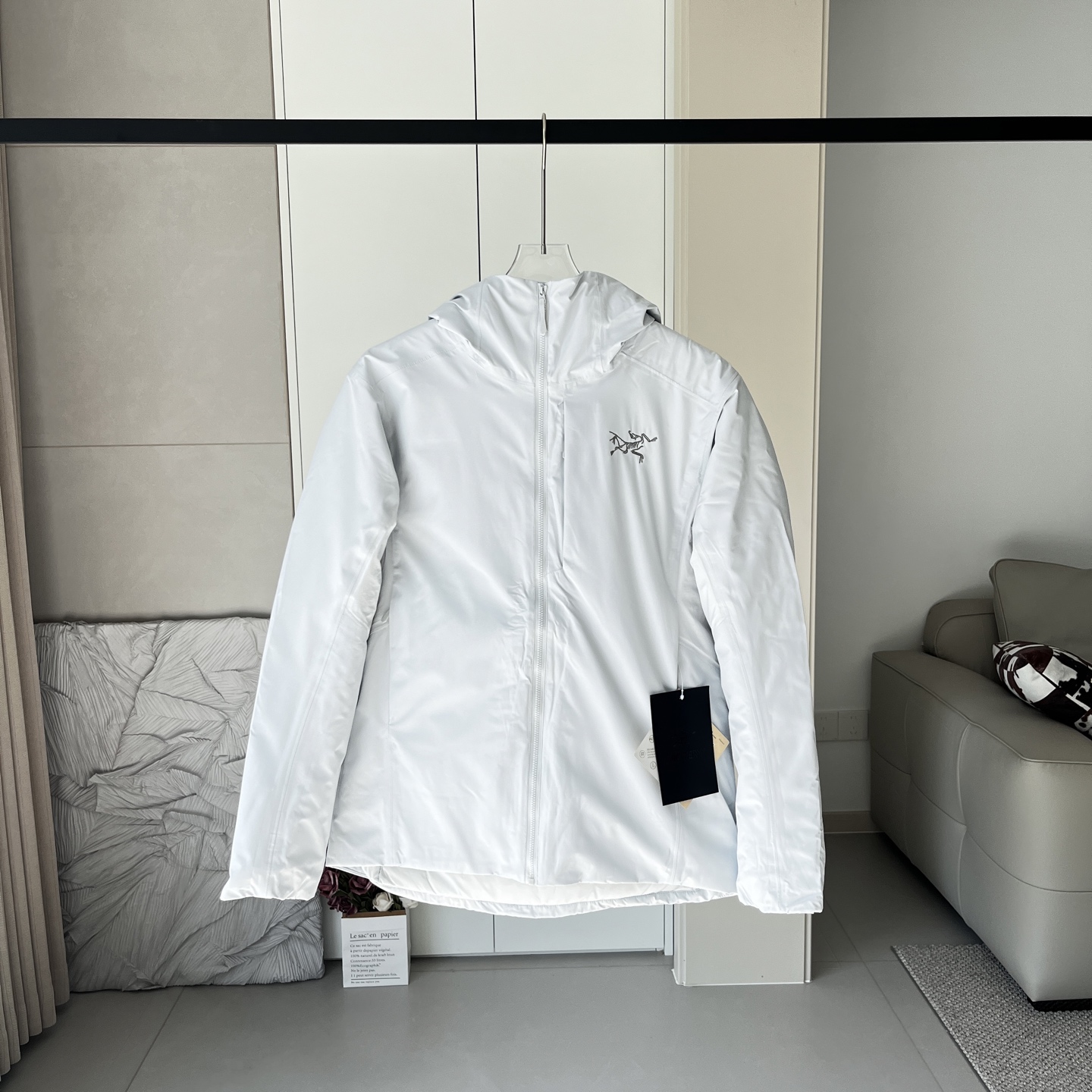 💰450
ARC’TERYX始祖鸟始祖鸟索拉诺Solano Down Hoody羽绒服
本年度最具代表性的轻量化白鸭绒羽绒服
探索户外运动于城市休闲并存的一款设计风格 极致御寒保暖 给予你冬季足够温暖的呵护 限定版本 国内无售 高级户外全天候白鸭绒滑雪服 纯原版本,每一处细节 入手后的那一刻 足矣震撼你的心灵 ,这款羽绒服 低温无法阻挡你在弯道上的表现。 Solano夹克为抵御寒冷天气而设计,不仅具有良好的保暖性能,还可提供防风雨保护,外观也凝练优雅。
面料+特点:
✅采用750蓬松度白鸭绒填充,在严寒肆虐之时也可提供良好的舒适性, 透气 GORE-TEX 面料可遮蔽风、雨、雪的侵袭。
✅低温、寒风、轻度降雪。连帽衣锁温保暖、防风防雨,让你享受一整天的户外生活。袖子采用不含PFAS的GORE-TEX面料,可以抵御风雨。下背部和腋下采用轻量的弹力软壳,更加通风透气。750蓬松度白鸭绒守护核心温暖。
✅ 胸前和帽子精密logo刺绣来自日本进口田岛机器
✅做工非常精致 内里充绒饱满,表层走针 丝毫不渗水 不漏水 客供定制专属
✅内侧右边有一个大口袋可收纳,左边有一个拉链口袋。
✅下摆、兜帽多处可调节扣绳,防风保暖,自由调整舒适度
✅100%锦纶面料,腋下拼接针织面料,防风 防水性能得到全新的提升 让外部寒风低温 入侵不到内部丝毫 超脱以往的防水效果 雨雪长时间附于衣服表层,也不会有任何往内部渗透问题
✅功能性多口袋设计 出行携带物品更加方便 全身口袋都采用拉链闭合方式 全定制Ykk 压胶走边 耐用且不会有用力过度 出现撕裂现象
颜色:黑、复古绿、星际紫 、隐秘灰、层云蓝
尺码:XS-2XL
XS S M L XL 2XL
胸围 43 44 45 46 47 48
肩宽 110 114 118 122 126 130
袖长 61 62 63 64 65 66
衣长 69 70 72 74 76 78
平铺手工测量;存在1-3CM误差属于正常现象