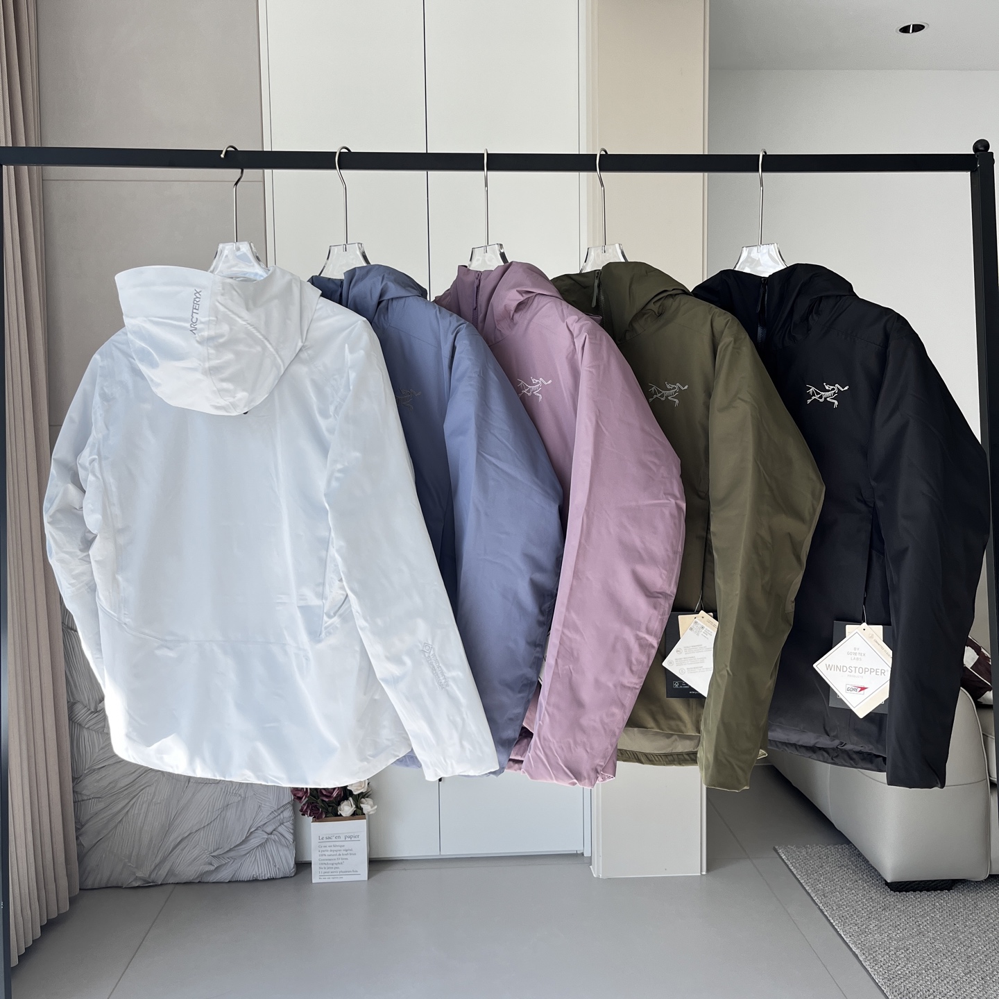 💰450
ARC’TERYX始祖鸟始祖鸟索拉诺Solano Down Hoody羽绒服
本年度最具代表性的轻量化白鸭绒羽绒服
探索户外运动于城市休闲并存的一款设计风格 极致御寒保暖 给予你冬季足够温暖的呵护 限定版本 国内无售 高级户外全天候白鸭绒滑雪服 纯原版本,每一处细节 入手后的那一刻 足矣震撼你的心灵 ,这款羽绒服 低温无法阻挡你在弯道上的表现。 Solano夹克为抵御寒冷天气而设计,不仅具有良好的保暖性能,还可提供防风雨保护,外观也凝练优雅。
面料+特点:
✅采用750蓬松度白鸭绒填充,在严寒肆虐之时也可提供良好的舒适性, 透气 GORE-TEX 面料可遮蔽风、雨、雪的侵袭。
✅低温、寒风、轻度降雪。连帽衣锁温保暖、防风防雨,让你享受一整天的户外生活。袖子采用不含PFAS的GORE-TEX面料,可以抵御风雨。下背部和腋下采用轻量的弹力软壳,更加通风透气。750蓬松度白鸭绒守护核心温暖。
✅ 胸前和帽子精密logo刺绣来自日本进口田岛机器
✅做工非常精致 内里充绒饱满,表层走针 丝毫不渗水 不漏水 客供定制专属
✅内侧右边有一个大口袋可收纳,左边有一个拉链口袋。
✅下摆、兜帽多处可调节扣绳,防风保暖,自由调整舒适度
✅100%锦纶面料,腋下拼接针织面料,防风 防水性能得到全新的提升 让外部寒风低温 入侵不到内部丝毫 超脱以往的防水效果 雨雪长时间附于衣服表层,也不会有任何往内部渗透问题
✅功能性多口袋设计 出行携带物品更加方便 全身口袋都采用拉链闭合方式 全定制Ykk 压胶走边 耐用且不会有用力过度 出现撕裂现象
颜色:黑、复古绿、星际紫 、隐秘灰、层云蓝
尺码:XS-2XL
XS S M L XL 2XL
胸围 43 44 45 46 47 48
肩宽 110 114 118 122 126 130
袖长 61 62 63 64 65 66
衣长 69 70 72 74 76 78
平铺手工测量;存在1-3CM误差属于正常现象