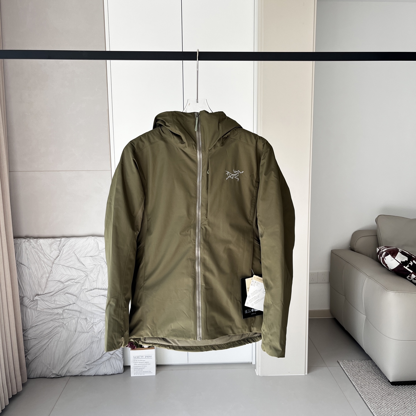 💰450
ARC’TERYX始祖鸟始祖鸟索拉诺Solano Down Hoody羽绒服
本年度最具代表性的轻量化白鸭绒羽绒服
探索户外运动于城市休闲并存的一款设计风格 极致御寒保暖 给予你冬季足够温暖的呵护 限定版本 国内无售 高级户外全天候白鸭绒滑雪服 纯原版本,每一处细节 入手后的那一刻 足矣震撼你的心灵 ,这款羽绒服 低温无法阻挡你在弯道上的表现。 Solano夹克为抵御寒冷天气而设计,不仅具有良好的保暖性能,还可提供防风雨保护,外观也凝练优雅。
面料+特点:
✅采用750蓬松度白鸭绒填充,在严寒肆虐之时也可提供良好的舒适性, 透气 GORE-TEX 面料可遮蔽风、雨、雪的侵袭。
✅低温、寒风、轻度降雪。连帽衣锁温保暖、防风防雨,让你享受一整天的户外生活。袖子采用不含PFAS的GORE-TEX面料,可以抵御风雨。下背部和腋下采用轻量的弹力软壳,更加通风透气。750蓬松度白鸭绒守护核心温暖。
✅ 胸前和帽子精密logo刺绣来自日本进口田岛机器
✅做工非常精致 内里充绒饱满,表层走针 丝毫不渗水 不漏水 客供定制专属
✅内侧右边有一个大口袋可收纳,左边有一个拉链口袋。
✅下摆、兜帽多处可调节扣绳,防风保暖,自由调整舒适度
✅100%锦纶面料,腋下拼接针织面料,防风 防水性能得到全新的提升 让外部寒风低温 入侵不到内部丝毫 超脱以往的防水效果 雨雪长时间附于衣服表层,也不会有任何往内部渗透问题
✅功能性多口袋设计 出行携带物品更加方便 全身口袋都采用拉链闭合方式 全定制Ykk 压胶走边 耐用且不会有用力过度 出现撕裂现象
颜色:黑、复古绿、星际紫 、隐秘灰、层云蓝
尺码:XS-2XL
XS S M L XL 2XL
胸围 43 44 45 46 47 48
肩宽 110 114 118 122 126 130
袖长 61 62 63 64 65 66
衣长 69 70 72 74 76 78
平铺手工测量;存在1-3CM误差属于正常现象