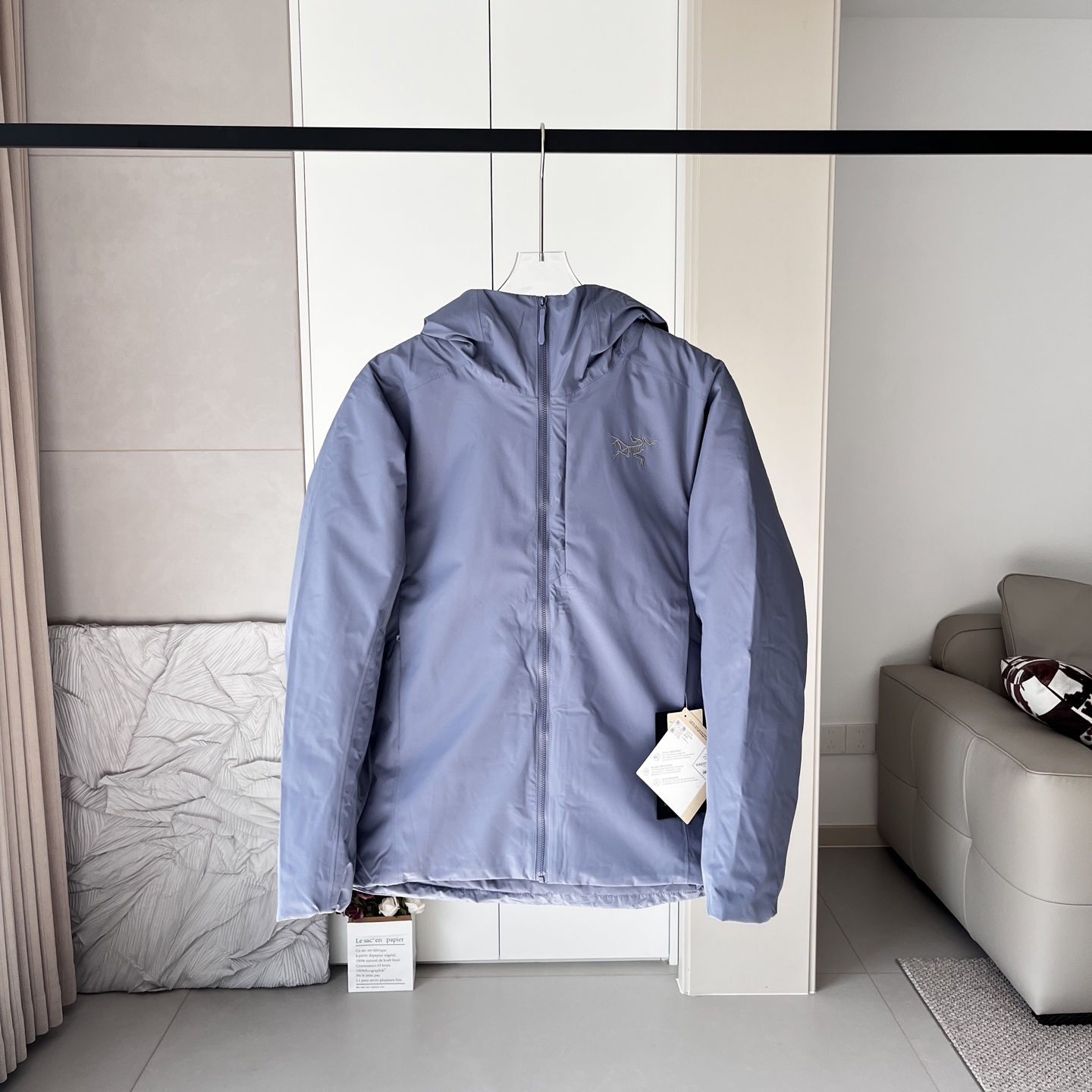 💰450
ARC’TERYX始祖鸟始祖鸟索拉诺Solano Down Hoody羽绒服
本年度最具代表性的轻量化白鸭绒羽绒服
探索户外运动于城市休闲并存的一款设计风格 极致御寒保暖 给予你冬季足够温暖的呵护 限定版本 国内无售 高级户外全天候白鸭绒滑雪服 纯原版本,每一处细节 入手后的那一刻 足矣震撼你的心灵 ,这款羽绒服 低温无法阻挡你在弯道上的表现。 Solano夹克为抵御寒冷天气而设计,不仅具有良好的保暖性能,还可提供防风雨保护,外观也凝练优雅。
面料+特点:
✅采用750蓬松度白鸭绒填充,在严寒肆虐之时也可提供良好的舒适性, 透气 GORE-TEX 面料可遮蔽风、雨、雪的侵袭。
✅低温、寒风、轻度降雪。连帽衣锁温保暖、防风防雨,让你享受一整天的户外生活。袖子采用不含PFAS的GORE-TEX面料,可以抵御风雨。下背部和腋下采用轻量的弹力软壳,更加通风透气。750蓬松度白鸭绒守护核心温暖。
✅ 胸前和帽子精密logo刺绣来自日本进口田岛机器
✅做工非常精致 内里充绒饱满,表层走针 丝毫不渗水 不漏水 客供定制专属
✅内侧右边有一个大口袋可收纳,左边有一个拉链口袋。
✅下摆、兜帽多处可调节扣绳,防风保暖,自由调整舒适度
✅100%锦纶面料,腋下拼接针织面料,防风 防水性能得到全新的提升 让外部寒风低温 入侵不到内部丝毫 超脱以往的防水效果 雨雪长时间附于衣服表层,也不会有任何往内部渗透问题
✅功能性多口袋设计 出行携带物品更加方便 全身口袋都采用拉链闭合方式 全定制Ykk 压胶走边 耐用且不会有用力过度 出现撕裂现象
颜色:黑、复古绿、星际紫 、隐秘灰、层云蓝
尺码:XS-2XL
XS S M L XL 2XL
胸围 43 44 45 46 47 48
肩宽 110 114 118 122 126 130
袖长 61 62 63 64 65 66
衣长 69 70 72 74 76 78
平铺手工测量;存在1-3CM误差属于正常现象