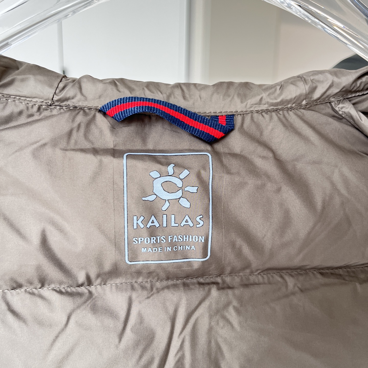 💰330
凯乐石GT ZERO轻薄系列羽绒服
轻薄款羽绒服,掌柜力荐!口袋有拉链,装东西不会掉!
新国标羽绒服,90绒子含量!
得物买版,1:1复刻 ⚠️区别市场通货
全部代g有售,市面上少有经典款式。
吊牌水洗全部齐全,非常的实用、厚度适中、轻薄宽松、防泼水面料、轻质柔软~定织的面料,不是热熔压胶!!内里双层防出绒内胆布、做工精湛!
颜色 : 黑色 咖色 深苔绿
尺码:L-4XL
L XL 2XL 3XL 4XL
插肩袖 75 76 78 80 82
胸围 116 120 124 128 132
衣长 68 70 72 74 75