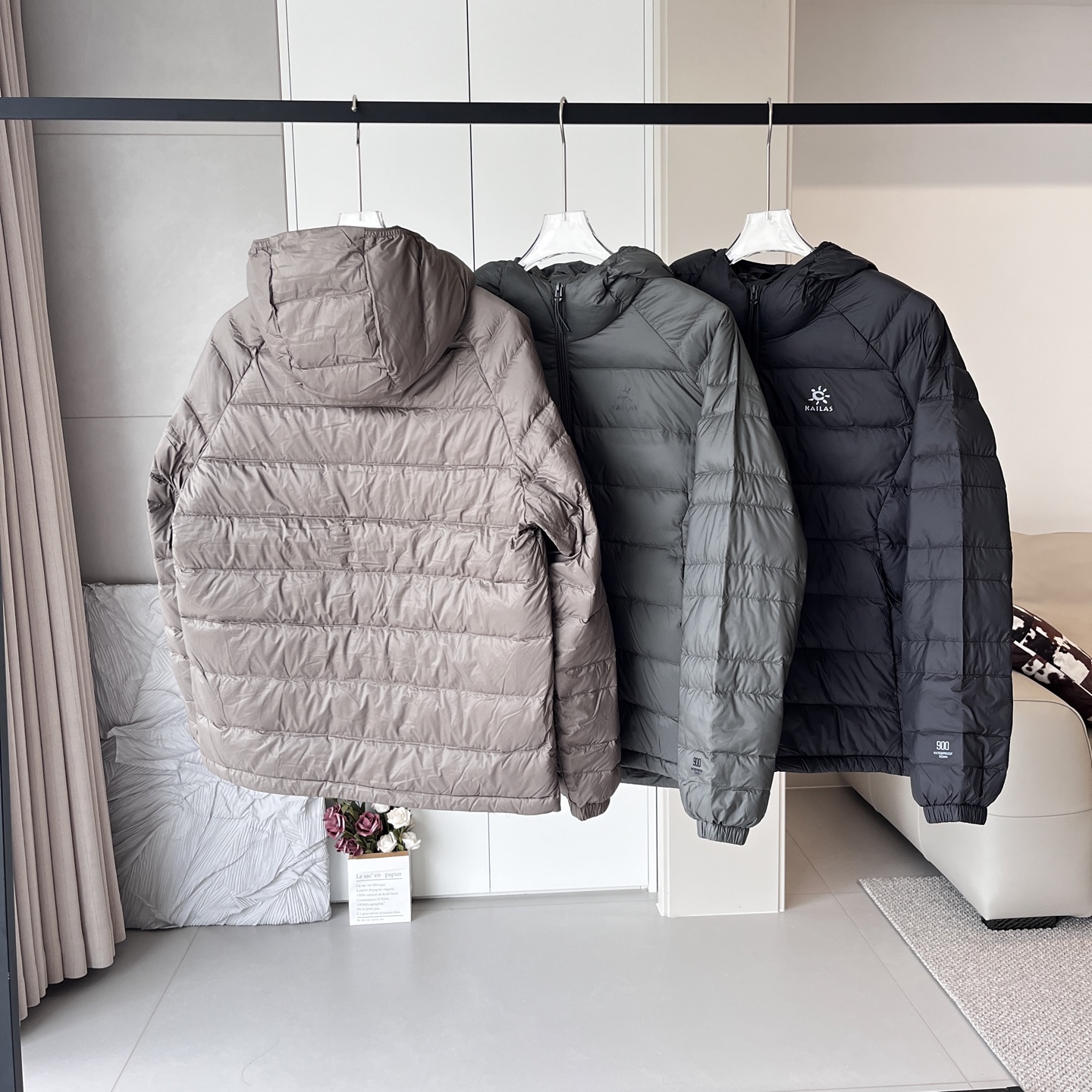 💰330
凯乐石GT ZERO轻薄系列羽绒服
轻薄款羽绒服,掌柜力荐!口袋有拉链,装东西不会掉!
新国标羽绒服,90绒子含量!
得物买版,1:1复刻 ⚠️区别市场通货
全部代g有售,市面上少有经典款式。
吊牌水洗全部齐全,非常的实用、厚度适中、轻薄宽松、防泼水面料、轻质柔软~定织的面料,不是热熔压胶!!内里双层防出绒内胆布、做工精湛!
颜色 : 黑色 咖色 深苔绿
尺码:L-4XL
L XL 2XL 3XL 4XL
插肩袖 75 76 78 80 82
胸围 116 120 124 128 132
衣长 68 70 72 74 75