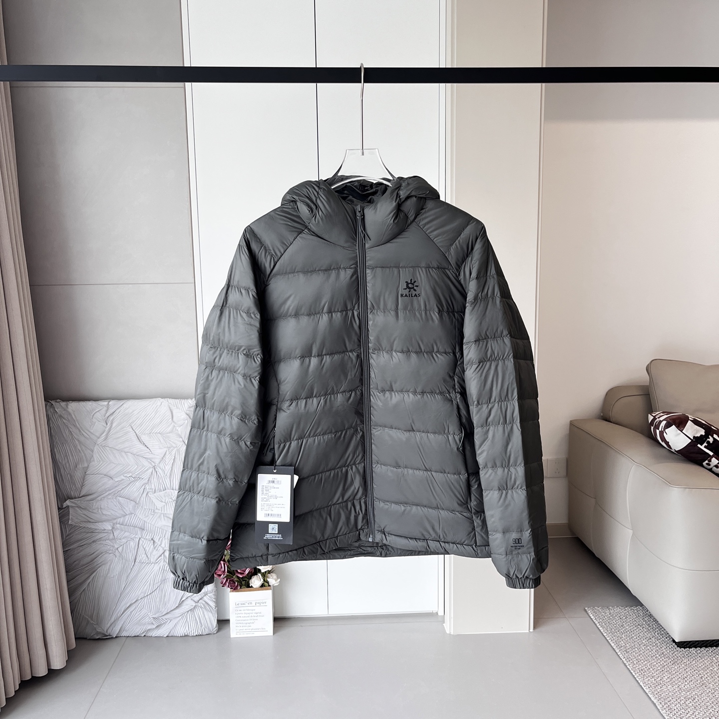 💰330
凯乐石GT ZERO轻薄系列羽绒服
轻薄款羽绒服,掌柜力荐!口袋有拉链,装东西不会掉!
新国标羽绒服,90绒子含量!
得物买版,1:1复刻 ⚠️区别市场通货
全部代g有售,市面上少有经典款式。
吊牌水洗全部齐全,非常的实用、厚度适中、轻薄宽松、防泼水面料、轻质柔软~定织的面料,不是热熔压胶!!内里双层防出绒内胆布、做工精湛!
颜色 : 黑色 咖色 深苔绿
尺码:L-4XL
L XL 2XL 3XL 4XL
插肩袖 75 76 78 80 82
胸围 116 120 124 128 132
衣长 68 70 72 74 75