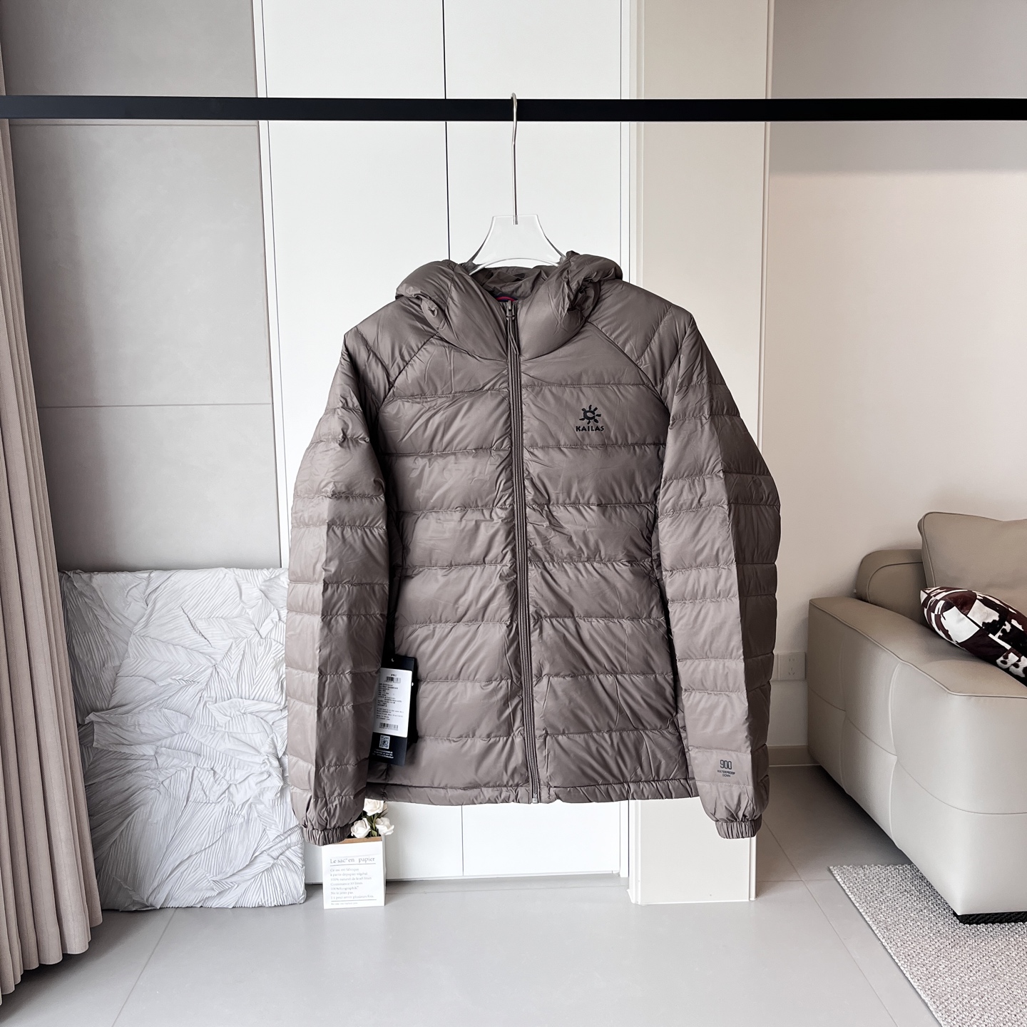 💰330
凯乐石GT ZERO轻薄系列羽绒服
轻薄款羽绒服,掌柜力荐!口袋有拉链,装东西不会掉!
新国标羽绒服,90绒子含量!
得物买版,1:1复刻 ⚠️区别市场通货
全部代g有售,市面上少有经典款式。
吊牌水洗全部齐全,非常的实用、厚度适中、轻薄宽松、防泼水面料、轻质柔软~定织的面料,不是热熔压胶!!内里双层防出绒内胆布、做工精湛!
颜色 : 黑色 咖色 深苔绿
尺码:L-4XL
L XL 2XL 3XL 4XL
插肩袖 75 76 78 80 82
胸围 116 120 124 128 132
衣长 68 70 72 74 75