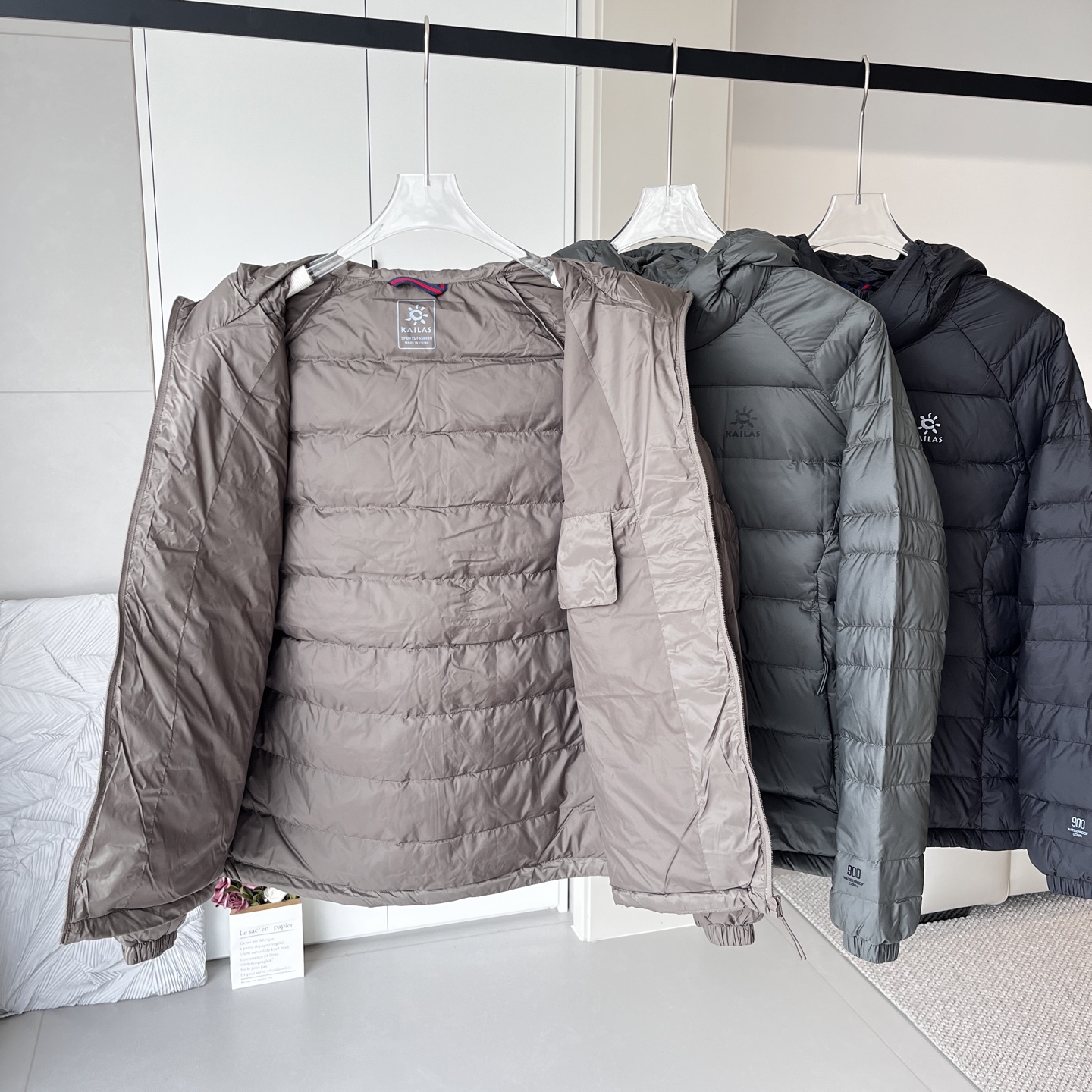 💰330
凯乐石GT ZERO轻薄系列羽绒服
轻薄款羽绒服,掌柜力荐!口袋有拉链,装东西不会掉!
新国标羽绒服,90绒子含量!
得物买版,1:1复刻 ⚠️区别市场通货
全部代g有售,市面上少有经典款式。
吊牌水洗全部齐全,非常的实用、厚度适中、轻薄宽松、防泼水面料、轻质柔软~定织的面料,不是热熔压胶!!内里双层防出绒内胆布、做工精湛!
颜色 : 黑色 咖色 深苔绿
尺码:L-4XL
L XL 2XL 3XL 4XL
插肩袖 75 76 78 80 82
胸围 116 120 124 128 132
衣长 68 70 72 74 75