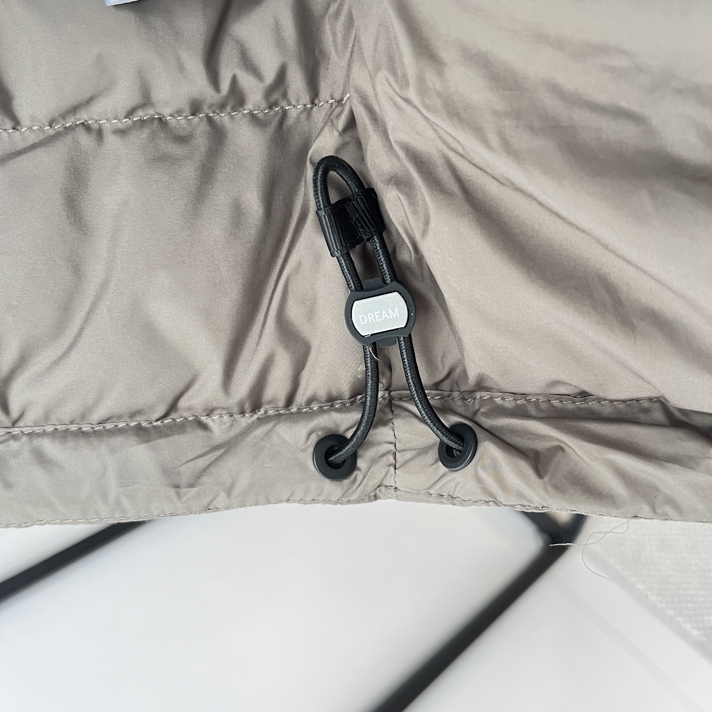 💰330
凯乐石GT ZERO轻薄系列羽绒服
轻薄款羽绒服,掌柜力荐!口袋有拉链,装东西不会掉!
新国标羽绒服,90绒子含量!
得物买版,1:1复刻 ⚠️区别市场通货
全部代g有售,市面上少有经典款式。
吊牌水洗全部齐全,非常的实用、厚度适中、轻薄宽松、防泼水面料、轻质柔软~定织的面料,不是热熔压胶!!内里双层防出绒内胆布、做工精湛!
颜色 : 黑色 咖色 深苔绿
尺码:L-4XL
L XL 2XL 3XL 4XL
插肩袖 75 76 78 80 82
胸围 116 120 124 128 132
衣长 68 70 72 74 75