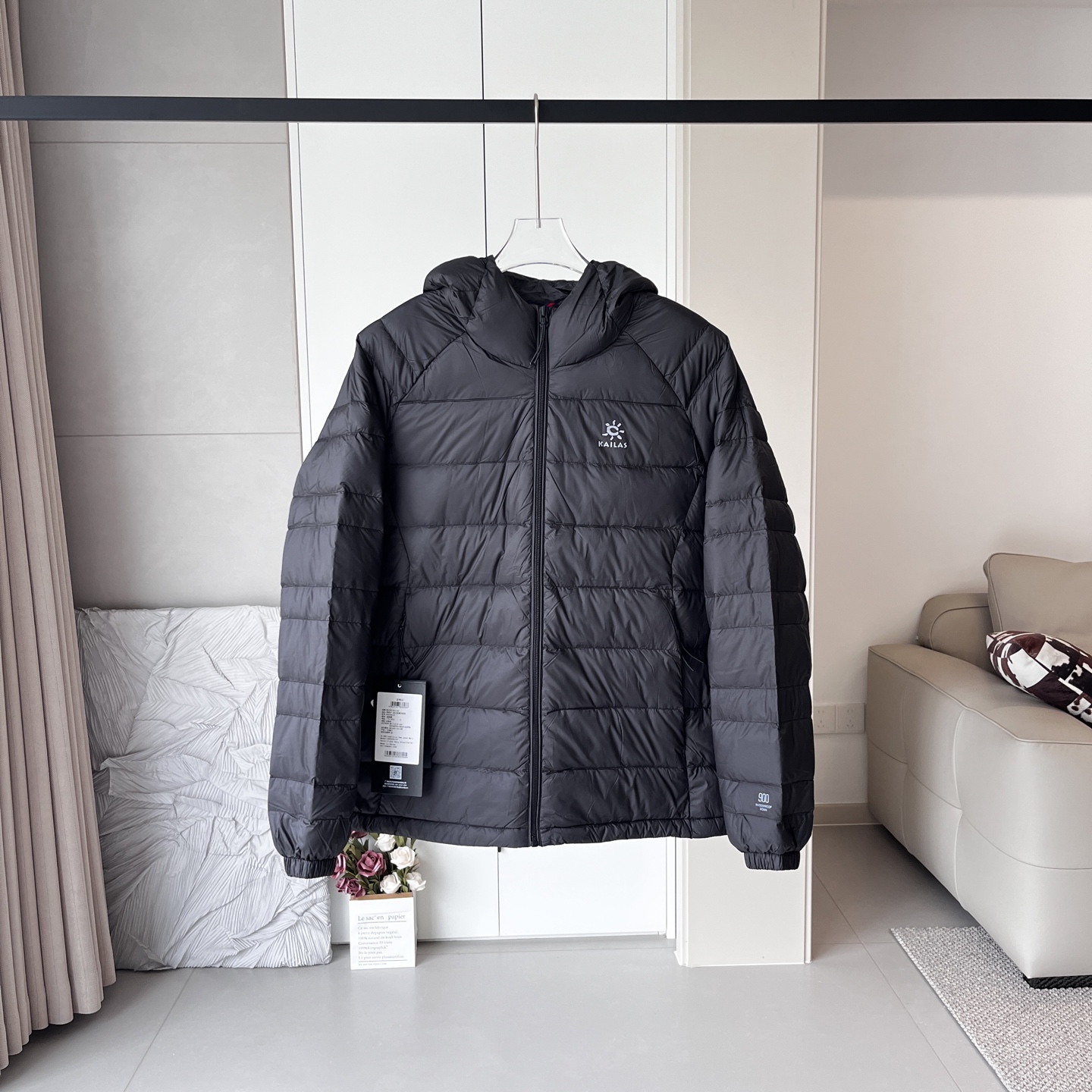 💰330
凯乐石GT ZERO轻薄系列羽绒服
轻薄款羽绒服,掌柜力荐!口袋有拉链,装东西不会掉!
新国标羽绒服,90绒子含量!
得物买版,1:1复刻 ⚠️区别市场通货
全部代g有售,市面上少有经典款式。
吊牌水洗全部齐全,非常的实用、厚度适中、轻薄宽松、防泼水面料、轻质柔软~定织的面料,不是热熔压胶!!内里双层防出绒内胆布、做工精湛!
颜色 : 黑色 咖色 深苔绿
尺码:L-4XL
L XL 2XL 3XL 4XL
插肩袖 75 76 78 80 82
胸围 116 120 124 128 132
衣长 68 70 72 74 75