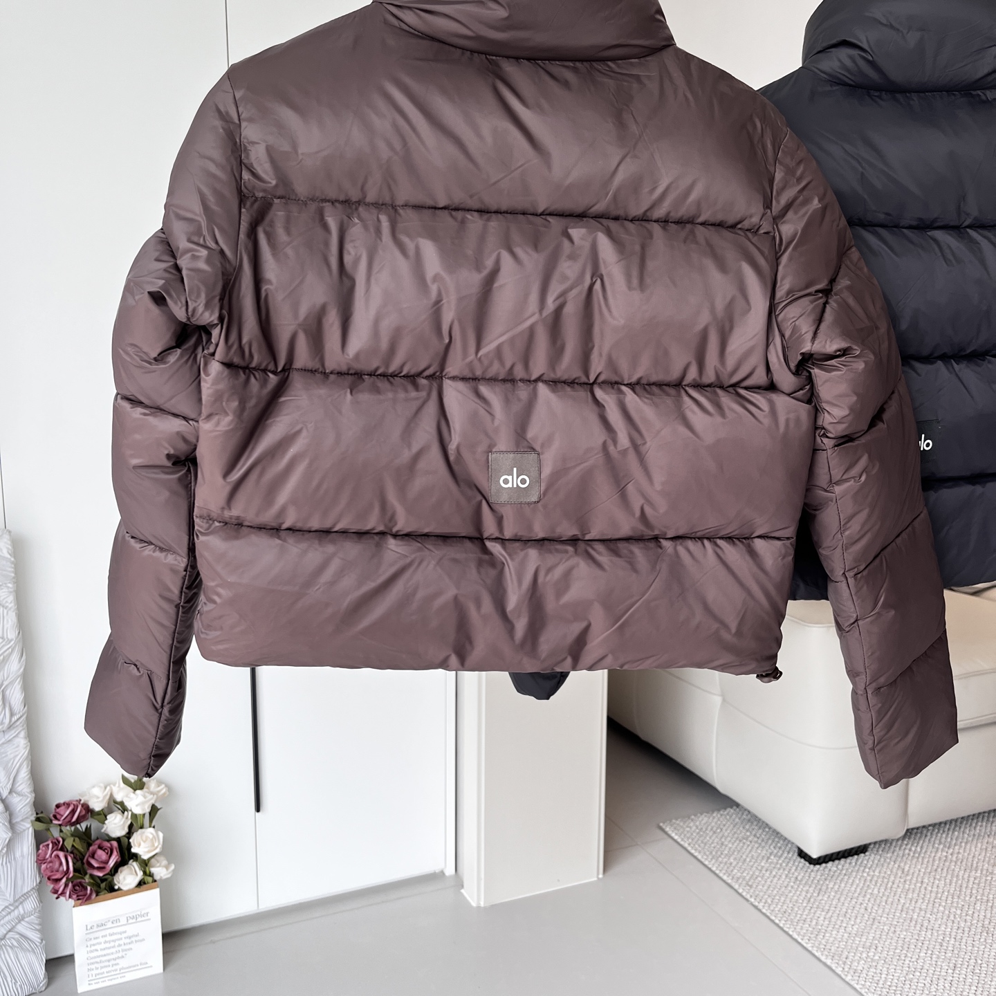 💰235
ALO yoga 肯豆短款纯色立领棉服
选用小颗粒珍珠棉，水洗不成坨，蓬松度高，保暖性强，短款设计超显比例，小个子闭眼入，下摆定制抽绳，猪鼻扣，后背定制反光logo贴，时尚简约。
颜色：黑色、咖色
尺码：XS-L（2-14）
                    胸围        下胸围          腰围
XS（2-4）80-85        68-71         63-68
S（4-6）   85-90        71-74         68-73
M（8-10）90-95        74-77         73-78
L（12-14）95-100     77-81         78-83