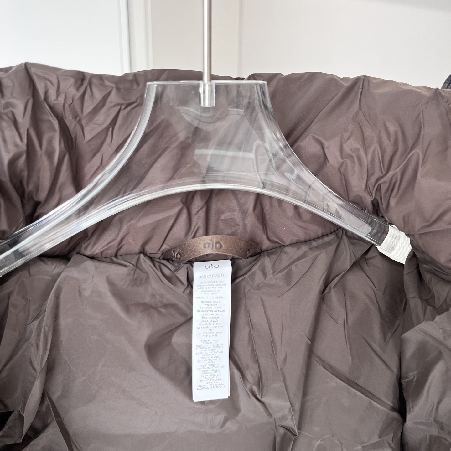 💰235
ALO yoga 肯豆短款纯色立领棉服
选用小颗粒珍珠棉，水洗不成坨，蓬松度高，保暖性强，短款设计超显比例，小个子闭眼入，下摆定制抽绳，猪鼻扣，后背定制反光logo贴，时尚简约。
颜色：黑色、咖色
尺码：XS-L（2-14）
                    胸围        下胸围          腰围
XS（2-4）80-85        68-71         63-68
S（4-6）   85-90        71-74         68-73
M（8-10）90-95        74-77         73-78
L（12-14）95-100     77-81         78-83