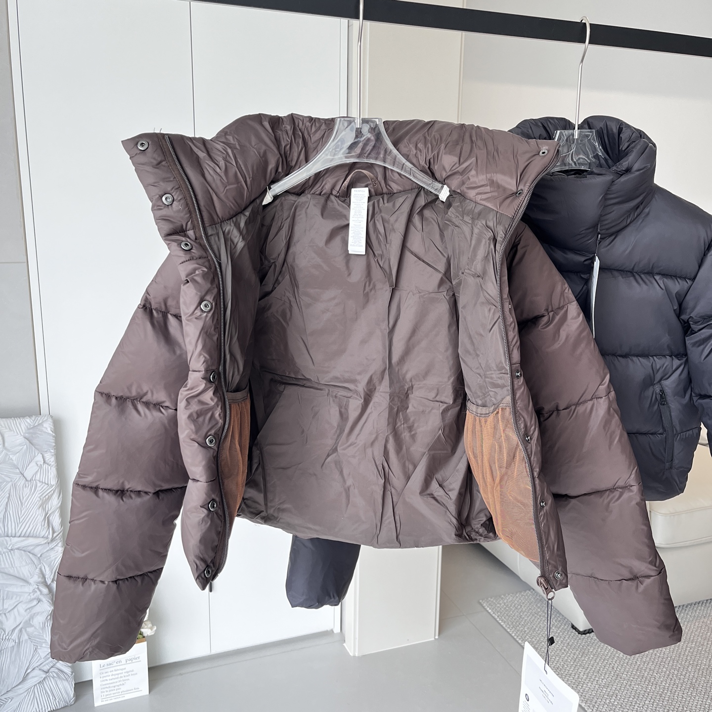 💰235
ALO yoga 肯豆短款纯色立领棉服
选用小颗粒珍珠棉，水洗不成坨，蓬松度高，保暖性强，短款设计超显比例，小个子闭眼入，下摆定制抽绳，猪鼻扣，后背定制反光logo贴，时尚简约。
颜色：黑色、咖色
尺码：XS-L（2-14）
                    胸围        下胸围          腰围
XS（2-4）80-85        68-71         63-68
S（4-6）   85-90        71-74         68-73
M（8-10）90-95        74-77         73-78
L（12-14）95-100     77-81         78-83