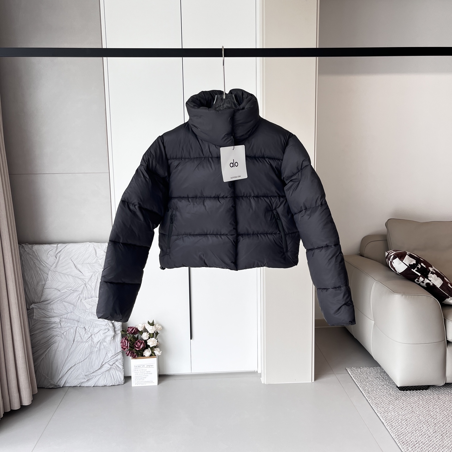 💰235
ALO yoga 肯豆短款纯色立领棉服
选用小颗粒珍珠棉，水洗不成坨，蓬松度高，保暖性强，短款设计超显比例，小个子闭眼入，下摆定制抽绳，猪鼻扣，后背定制反光logo贴，时尚简约。
颜色：黑色、咖色
尺码：XS-L（2-14）
                    胸围        下胸围          腰围
XS（2-4）80-85        68-71         63-68
S（4-6）   85-90        71-74         68-73
M（8-10）90-95        74-77         73-78
L（12-14）95-100     77-81         78-83