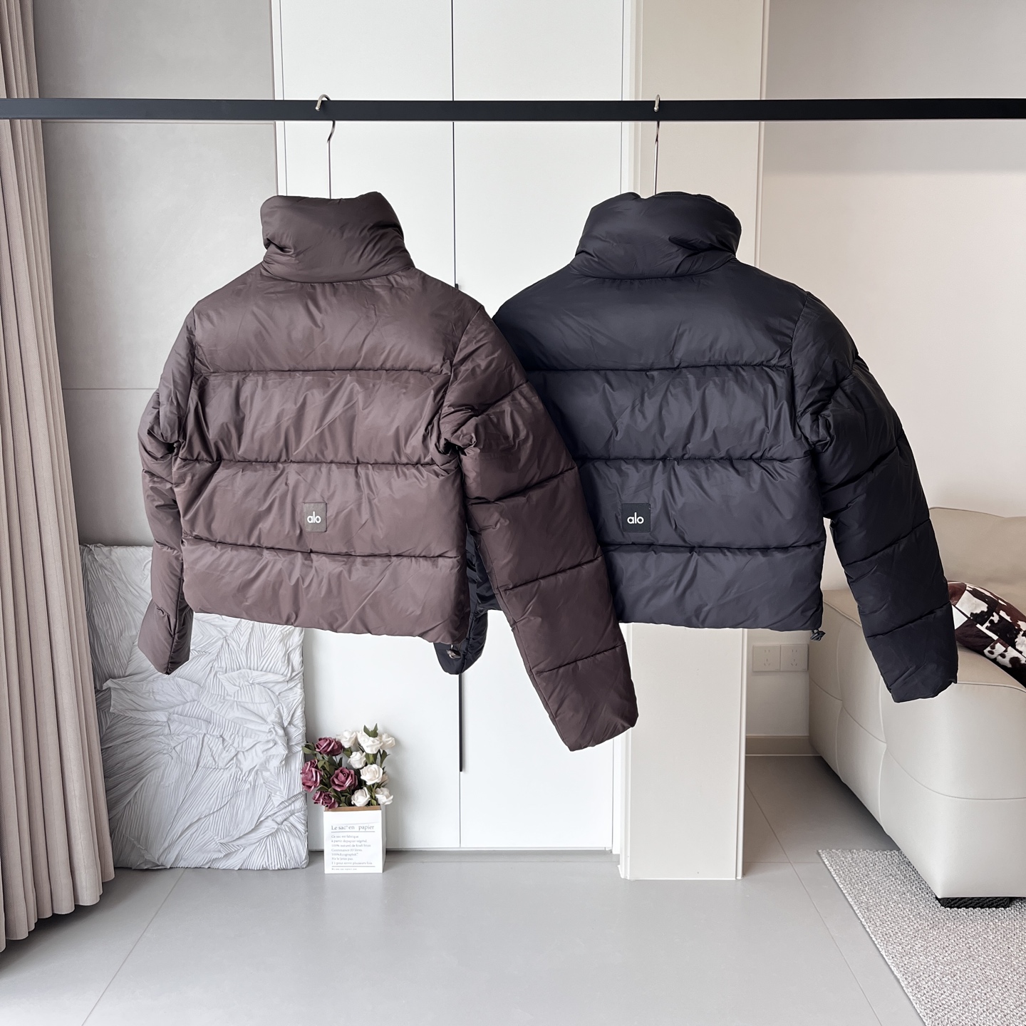 💰235
ALO yoga 肯豆短款纯色立领棉服
选用小颗粒珍珠棉，水洗不成坨，蓬松度高，保暖性强，短款设计超显比例，小个子闭眼入，下摆定制抽绳，猪鼻扣，后背定制反光logo贴，时尚简约。
颜色：黑色、咖色
尺码：XS-L（2-14）
                    胸围        下胸围          腰围
XS（2-4）80-85        68-71         63-68
S（4-6）   85-90        71-74         68-73
M（8-10）90-95        74-77         73-78
L（12-14）95-100     77-81         78-83