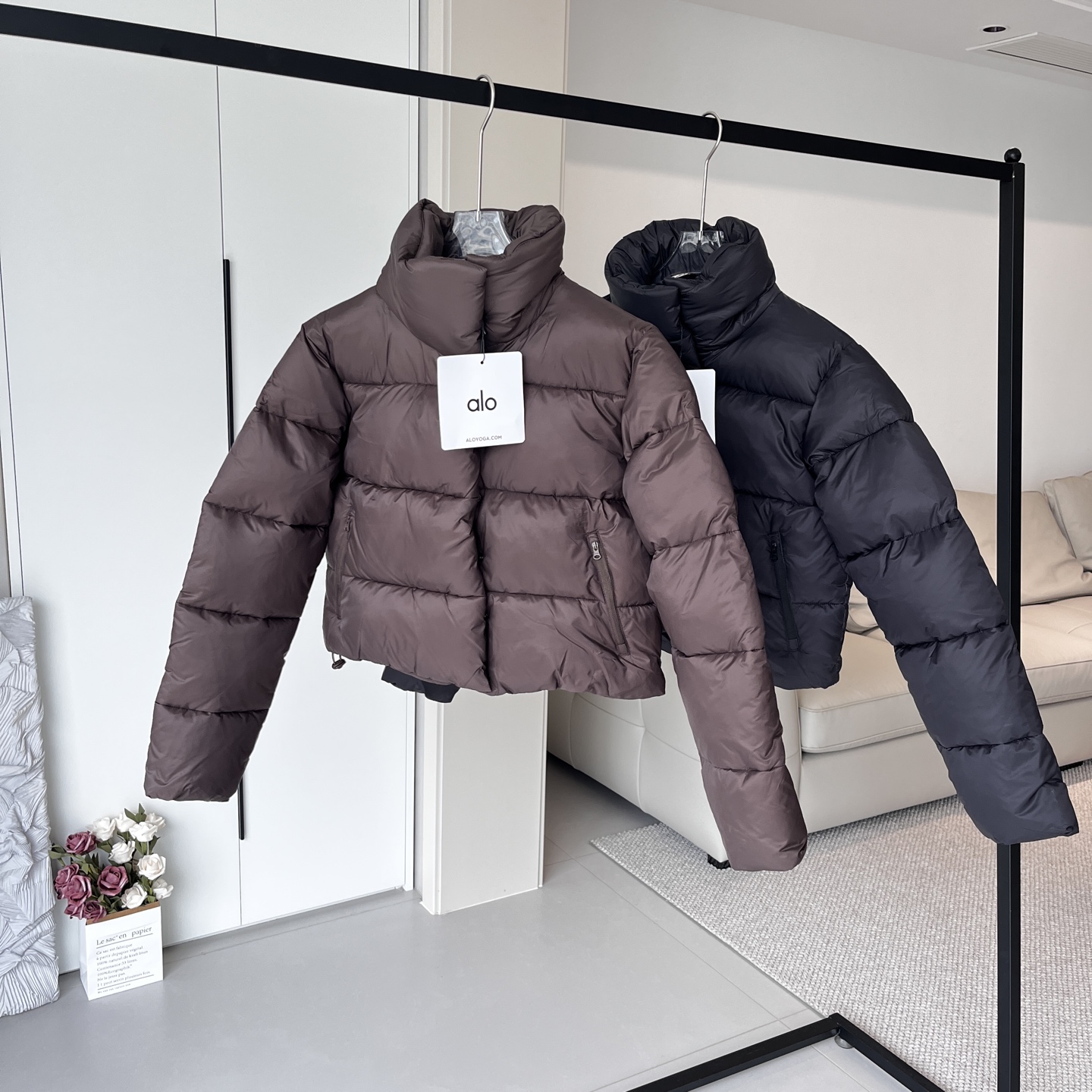 💰235
ALO yoga 肯豆短款纯色立领棉服
选用小颗粒珍珠棉，水洗不成坨，蓬松度高，保暖性强，短款设计超显比例，小个子闭眼入，下摆定制抽绳，猪鼻扣，后背定制反光logo贴，时尚简约。
颜色：黑色、咖色
尺码：XS-L（2-14）
                    胸围        下胸围          腰围
XS（2-4）80-85        68-71         63-68
S（4-6）   85-90        71-74         68-73
M（8-10）90-95        74-77         73-78
L（12-14）95-100     77-81         78-83