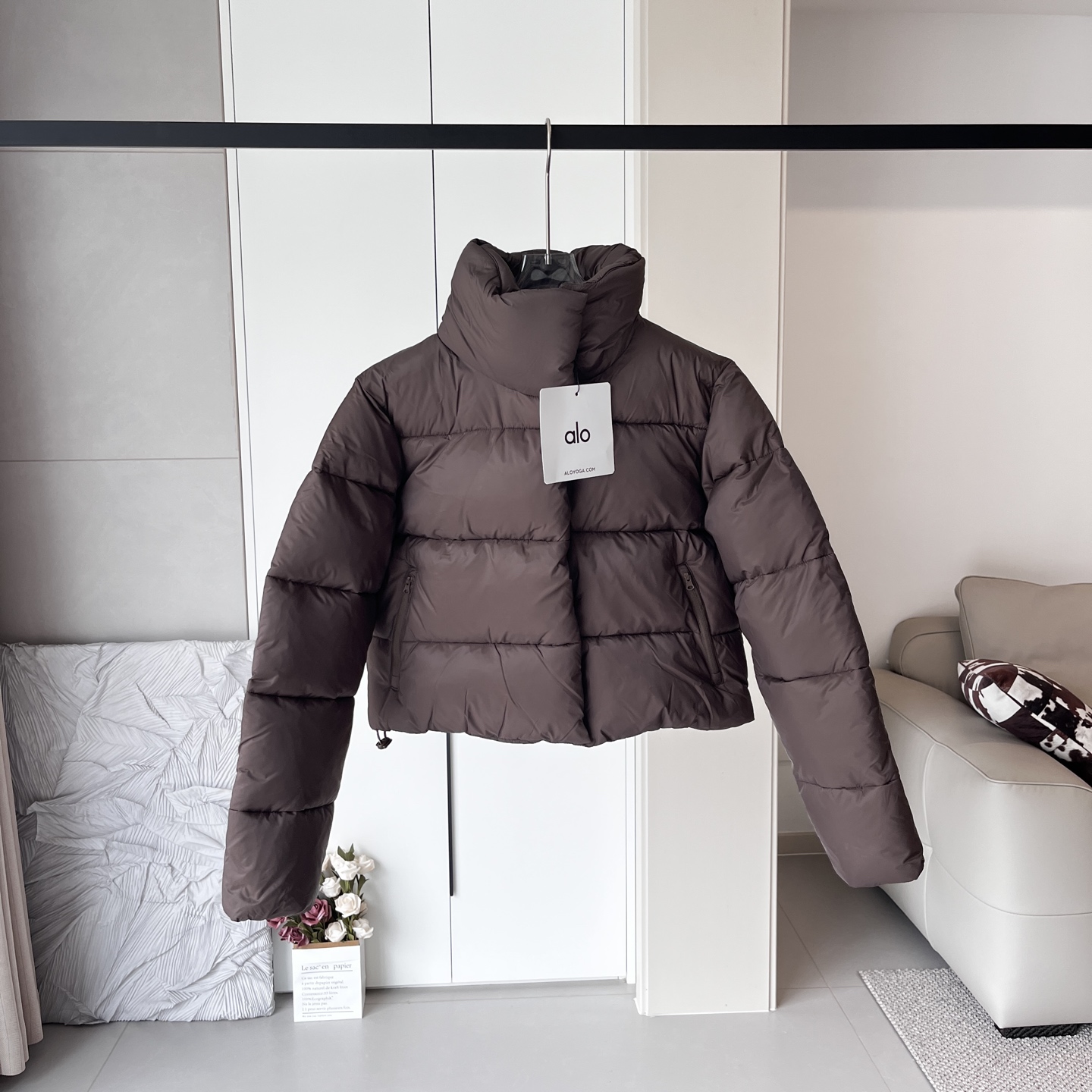 💰235
ALO yoga 肯豆短款纯色立领棉服
选用小颗粒珍珠棉，水洗不成坨，蓬松度高，保暖性强，短款设计超显比例，小个子闭眼入，下摆定制抽绳，猪鼻扣，后背定制反光logo贴，时尚简约。
颜色：黑色、咖色
尺码：XS-L（2-14）
                    胸围        下胸围          腰围
XS（2-4）80-85        68-71         63-68
S（4-6）   85-90        71-74         68-73
M（8-10）90-95        74-77         73-78
L（12-14）95-100     77-81         78-83