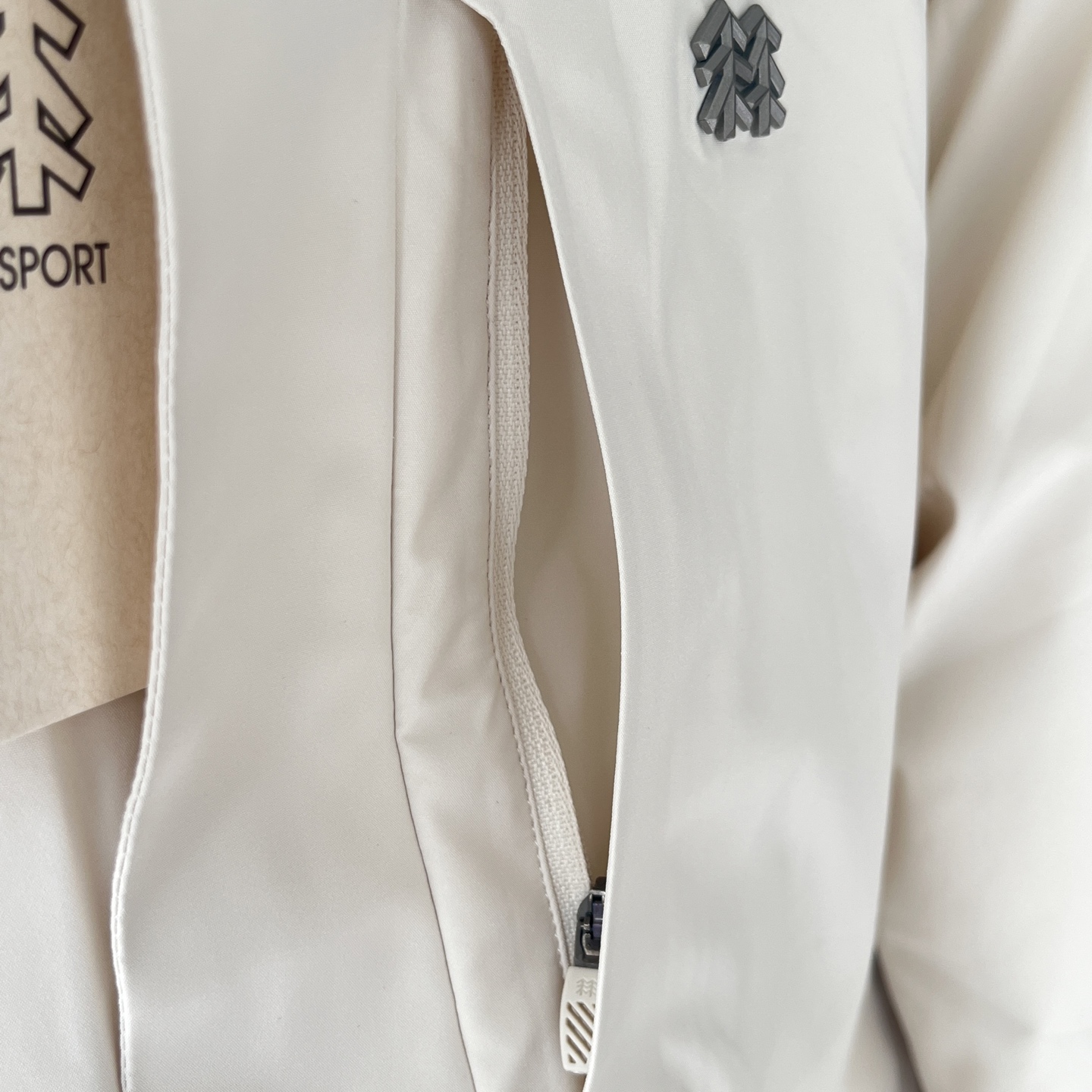 💰450
KOLON SPORT可隆羽绒服男户外防泼水轻量鹅绒服防风透湿羽绒服
原版1.1订单货,区别市面上普通版本 KOLON可隆连帽 SPORT羽绒服帽可拆卸!男款运动户外休闲防泼水羽绒夹克轻量大鹅绒服 -专为深秋寒冬季节户外运动设计,面料选用可隆定制面料,防风防水防静电防刮擦,耐穿耐磨。一般穿个三年五载完全不成问题。 轻量级羽绒夹克外层防泼水面料 偶遇小雨也不易沾湿 ,随时保持绒子的干燥性和清爽性,保持一整天的恒温状态。精选优质鹅绒 90%绒子含量 ,更加保暖,而且全部订单货在无尘车间做的,除味除菌除螨,收到货没有任何的味道,关键是内里填充700蓬松度高品质鹅绒 ,保证寒冬所需的保温需求,同时维持产品的轻量属性 ,穿在身上保暖的同时,轻盈保暖不压身。关键是内里全部四层锁绒内胆,不跑绒不钻绒,洗后不秤砣也不结块,妥妥的高品质。插手口袋带盖配合热压处理 更具质感 ,连帽设计可拆卸。出门方便,耳罩,围巾钱都省掉了,休闲.年轻.保暖,胸前的logo全部定制品牌标,彰显品牌风范,就连拉链都是品牌定制拉链。
颜色:白色、藏青、黑色
尺码:M-4XL
M 肩宽45 胸围108 袖长64 衣长68
L 肩宽46 胸围112 袖长65 衣长70
XL肩宽47 胸围116 袖长66 衣长72
2XL肩宽48 胸围120 袖长67 衣长74
3XL肩宽49 胸围124 袖长68 衣长76
4XL肩宽50 胸围130 袖长69 衣长78