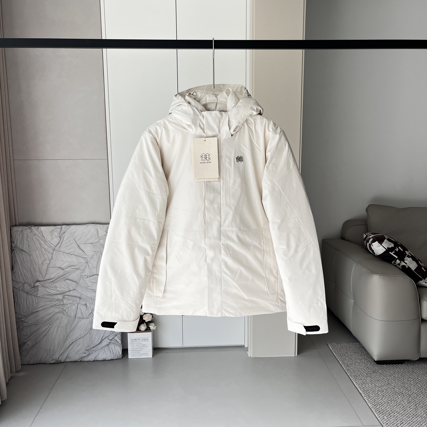 💰450
KOLON SPORT可隆羽绒服男户外防泼水轻量鹅绒服防风透湿羽绒服
原版1.1订单货,区别市面上普通版本 KOLON可隆连帽 SPORT羽绒服帽可拆卸!男款运动户外休闲防泼水羽绒夹克轻量大鹅绒服 -专为深秋寒冬季节户外运动设计,面料选用可隆定制面料,防风防水防静电防刮擦,耐穿耐磨。一般穿个三年五载完全不成问题。 轻量级羽绒夹克外层防泼水面料 偶遇小雨也不易沾湿 ,随时保持绒子的干燥性和清爽性,保持一整天的恒温状态。精选优质鹅绒 90%绒子含量 ,更加保暖,而且全部订单货在无尘车间做的,除味除菌除螨,收到货没有任何的味道,关键是内里填充700蓬松度高品质鹅绒 ,保证寒冬所需的保温需求,同时维持产品的轻量属性 ,穿在身上保暖的同时,轻盈保暖不压身。关键是内里全部四层锁绒内胆,不跑绒不钻绒,洗后不秤砣也不结块,妥妥的高品质。插手口袋带盖配合热压处理 更具质感 ,连帽设计可拆卸。出门方便,耳罩,围巾钱都省掉了,休闲.年轻.保暖,胸前的logo全部定制品牌标,彰显品牌风范,就连拉链都是品牌定制拉链。
颜色:白色、藏青、黑色
尺码:M-4XL
M 肩宽45 胸围108 袖长64 衣长68
L 肩宽46 胸围112 袖长65 衣长70
XL肩宽47 胸围116 袖长66 衣长72
2XL肩宽48 胸围120 袖长67 衣长74
3XL肩宽49 胸围124 袖长68 衣长76
4XL肩宽50 胸围130 袖长69 衣长78