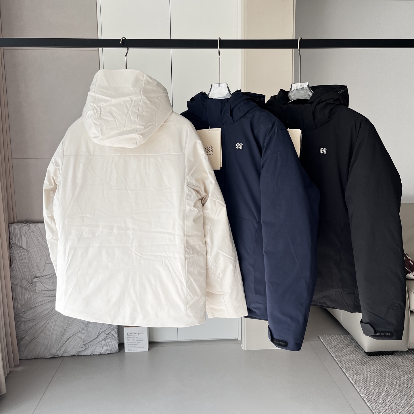 💰450
KOLON SPORT可隆羽绒服男户外防泼水轻量鹅绒服防风透湿羽绒服
原版1.1订单货,区别市面上普通版本 KOLON可隆连帽 SPORT羽绒服帽可拆卸!男款运动户外休闲防泼水羽绒夹克轻量大鹅绒服 -专为深秋寒冬季节户外运动设计,面料选用可隆定制面料,防风防水防静电防刮擦,耐穿耐磨。一般穿个三年五载完全不成问题。 轻量级羽绒夹克外层防泼水面料 偶遇小雨也不易沾湿 ,随时保持绒子的干燥性和清爽性,保持一整天的恒温状态。精选优质鹅绒 90%绒子含量 ,更加保暖,而且全部订单货在无尘车间做的,除味除菌除螨,收到货没有任何的味道,关键是内里填充700蓬松度高品质鹅绒 ,保证寒冬所需的保温需求,同时维持产品的轻量属性 ,穿在身上保暖的同时,轻盈保暖不压身。关键是内里全部四层锁绒内胆,不跑绒不钻绒,洗后不秤砣也不结块,妥妥的高品质。插手口袋带盖配合热压处理 更具质感 ,连帽设计可拆卸。出门方便,耳罩,围巾钱都省掉了,休闲.年轻.保暖,胸前的logo全部定制品牌标,彰显品牌风范,就连拉链都是品牌定制拉链。
颜色:白色、藏青、黑色
尺码:M-4XL
M 肩宽45 胸围108 袖长64 衣长68
L 肩宽46 胸围112 袖长65 衣长70
XL肩宽47 胸围116 袖长66 衣长72
2XL肩宽48 胸围120 袖长67 衣长74
3XL肩宽49 胸围124 袖长68 衣长76
4XL肩宽50 胸围130 袖长69 衣长78