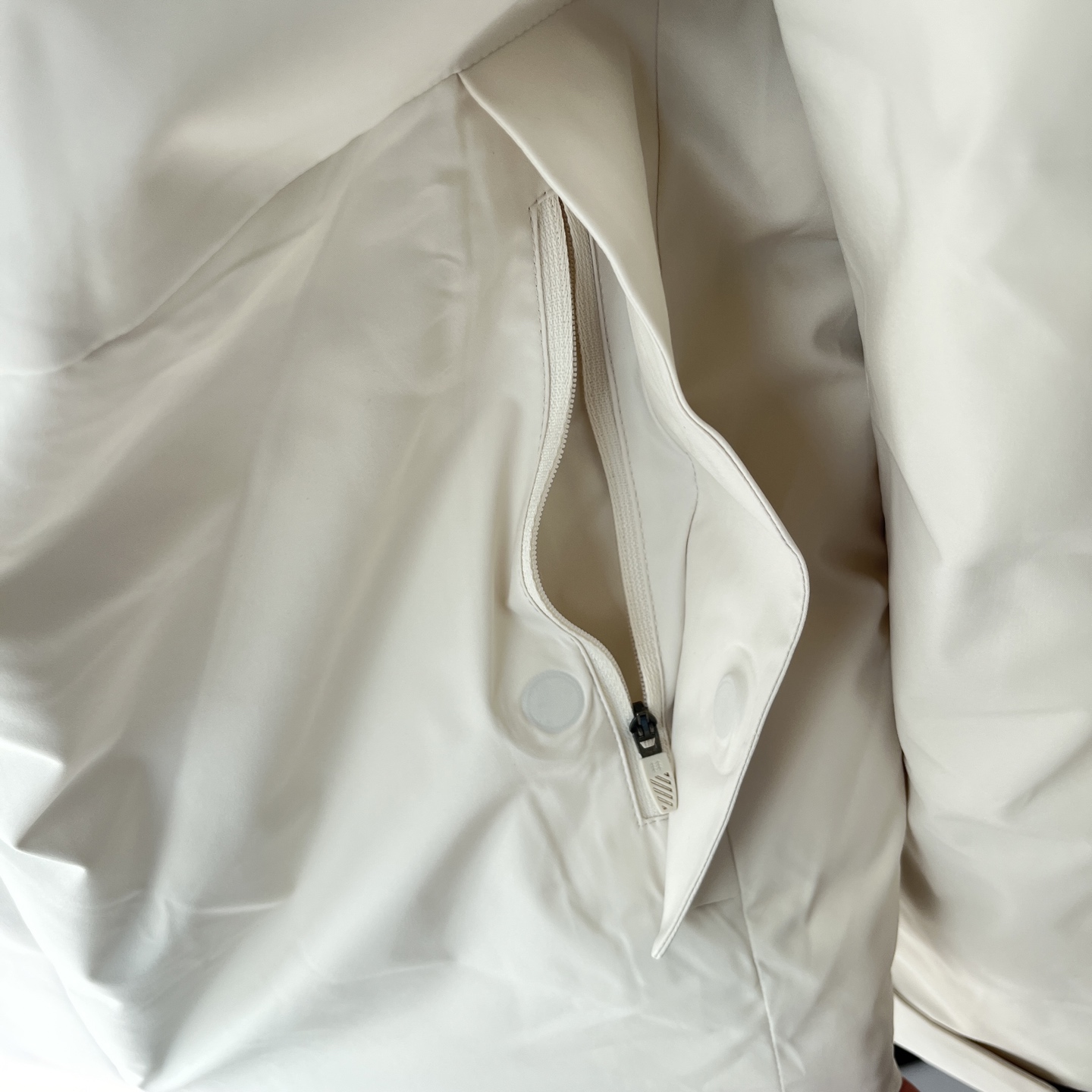 💰450
KOLON SPORT可隆羽绒服男户外防泼水轻量鹅绒服防风透湿羽绒服
原版1.1订单货,区别市面上普通版本 KOLON可隆连帽 SPORT羽绒服帽可拆卸!男款运动户外休闲防泼水羽绒夹克轻量大鹅绒服 -专为深秋寒冬季节户外运动设计,面料选用可隆定制面料,防风防水防静电防刮擦,耐穿耐磨。一般穿个三年五载完全不成问题。 轻量级羽绒夹克外层防泼水面料 偶遇小雨也不易沾湿 ,随时保持绒子的干燥性和清爽性,保持一整天的恒温状态。精选优质鹅绒 90%绒子含量 ,更加保暖,而且全部订单货在无尘车间做的,除味除菌除螨,收到货没有任何的味道,关键是内里填充700蓬松度高品质鹅绒 ,保证寒冬所需的保温需求,同时维持产品的轻量属性 ,穿在身上保暖的同时,轻盈保暖不压身。关键是内里全部四层锁绒内胆,不跑绒不钻绒,洗后不秤砣也不结块,妥妥的高品质。插手口袋带盖配合热压处理 更具质感 ,连帽设计可拆卸。出门方便,耳罩,围巾钱都省掉了,休闲.年轻.保暖,胸前的logo全部定制品牌标,彰显品牌风范,就连拉链都是品牌定制拉链。
颜色:白色、藏青、黑色
尺码:M-4XL
M 肩宽45 胸围108 袖长64 衣长68
L 肩宽46 胸围112 袖长65 衣长70
XL肩宽47 胸围116 袖长66 衣长72
2XL肩宽48 胸围120 袖长67 衣长74
3XL肩宽49 胸围124 袖长68 衣长76
4XL肩宽50 胸围130 袖长69 衣长78