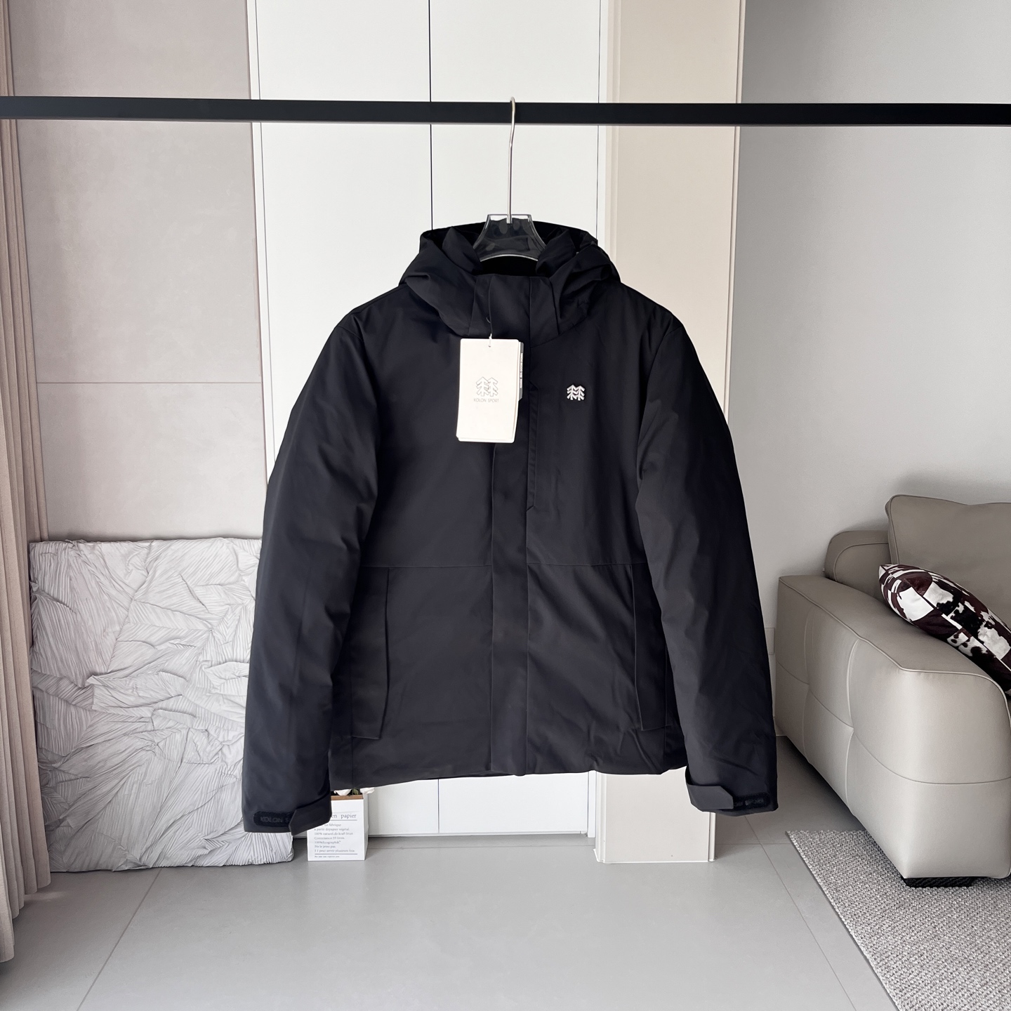 💰450
KOLON SPORT可隆羽绒服男户外防泼水轻量鹅绒服防风透湿羽绒服
原版1.1订单货,区别市面上普通版本 KOLON可隆连帽 SPORT羽绒服帽可拆卸!男款运动户外休闲防泼水羽绒夹克轻量大鹅绒服 -专为深秋寒冬季节户外运动设计,面料选用可隆定制面料,防风防水防静电防刮擦,耐穿耐磨。一般穿个三年五载完全不成问题。 轻量级羽绒夹克外层防泼水面料 偶遇小雨也不易沾湿 ,随时保持绒子的干燥性和清爽性,保持一整天的恒温状态。精选优质鹅绒 90%绒子含量 ,更加保暖,而且全部订单货在无尘车间做的,除味除菌除螨,收到货没有任何的味道,关键是内里填充700蓬松度高品质鹅绒 ,保证寒冬所需的保温需求,同时维持产品的轻量属性 ,穿在身上保暖的同时,轻盈保暖不压身。关键是内里全部四层锁绒内胆,不跑绒不钻绒,洗后不秤砣也不结块,妥妥的高品质。插手口袋带盖配合热压处理 更具质感 ,连帽设计可拆卸。出门方便,耳罩,围巾钱都省掉了,休闲.年轻.保暖,胸前的logo全部定制品牌标,彰显品牌风范,就连拉链都是品牌定制拉链。
颜色:白色、藏青、黑色
尺码:M-4XL
M 肩宽45 胸围108 袖长64 衣长68
L 肩宽46 胸围112 袖长65 衣长70
XL肩宽47 胸围116 袖长66 衣长72
2XL肩宽48 胸围120 袖长67 衣长74
3XL肩宽49 胸围124 袖长68 衣长76
4XL肩宽50 胸围130 袖长69 衣长78