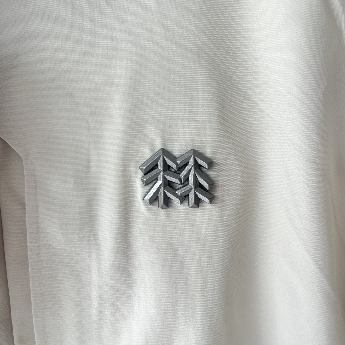 💰450
KOLON SPORT可隆羽绒服男户外防泼水轻量鹅绒服防风透湿羽绒服
原版1.1订单货,区别市面上普通版本 KOLON可隆连帽 SPORT羽绒服帽可拆卸!男款运动户外休闲防泼水羽绒夹克轻量大鹅绒服 -专为深秋寒冬季节户外运动设计,面料选用可隆定制面料,防风防水防静电防刮擦,耐穿耐磨。一般穿个三年五载完全不成问题。 轻量级羽绒夹克外层防泼水面料 偶遇小雨也不易沾湿 ,随时保持绒子的干燥性和清爽性,保持一整天的恒温状态。精选优质鹅绒 90%绒子含量 ,更加保暖,而且全部订单货在无尘车间做的,除味除菌除螨,收到货没有任何的味道,关键是内里填充700蓬松度高品质鹅绒 ,保证寒冬所需的保温需求,同时维持产品的轻量属性 ,穿在身上保暖的同时,轻盈保暖不压身。关键是内里全部四层锁绒内胆,不跑绒不钻绒,洗后不秤砣也不结块,妥妥的高品质。插手口袋带盖配合热压处理 更具质感 ,连帽设计可拆卸。出门方便,耳罩,围巾钱都省掉了,休闲.年轻.保暖,胸前的logo全部定制品牌标,彰显品牌风范,就连拉链都是品牌定制拉链。
颜色:白色、藏青、黑色
尺码:M-4XL
M 肩宽45 胸围108 袖长64 衣长68
L 肩宽46 胸围112 袖长65 衣长70
XL肩宽47 胸围116 袖长66 衣长72
2XL肩宽48 胸围120 袖长67 衣长74
3XL肩宽49 胸围124 袖长68 衣长76
4XL肩宽50 胸围130 袖长69 衣长78