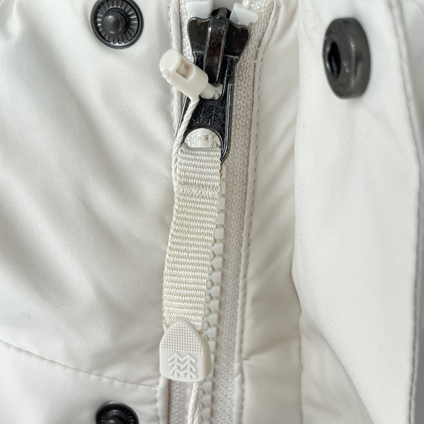 💰450
KOLON SPORT可隆羽绒服男户外防泼水轻量鹅绒服防风透湿羽绒服
原版1.1订单货,区别市面上普通版本 KOLON可隆连帽 SPORT羽绒服帽可拆卸!男款运动户外休闲防泼水羽绒夹克轻量大鹅绒服 -专为深秋寒冬季节户外运动设计,面料选用可隆定制面料,防风防水防静电防刮擦,耐穿耐磨。一般穿个三年五载完全不成问题。 轻量级羽绒夹克外层防泼水面料 偶遇小雨也不易沾湿 ,随时保持绒子的干燥性和清爽性,保持一整天的恒温状态。精选优质鹅绒 90%绒子含量 ,更加保暖,而且全部订单货在无尘车间做的,除味除菌除螨,收到货没有任何的味道,关键是内里填充700蓬松度高品质鹅绒 ,保证寒冬所需的保温需求,同时维持产品的轻量属性 ,穿在身上保暖的同时,轻盈保暖不压身。关键是内里全部四层锁绒内胆,不跑绒不钻绒,洗后不秤砣也不结块,妥妥的高品质。插手口袋带盖配合热压处理 更具质感 ,连帽设计可拆卸。出门方便,耳罩,围巾钱都省掉了,休闲.年轻.保暖,胸前的logo全部定制品牌标,彰显品牌风范,就连拉链都是品牌定制拉链。
颜色:白色、藏青、黑色
尺码:M-4XL
M 肩宽45 胸围108 袖长64 衣长68
L 肩宽46 胸围112 袖长65 衣长70
XL肩宽47 胸围116 袖长66 衣长72
2XL肩宽48 胸围120 袖长67 衣长74
3XL肩宽49 胸围124 袖长68 衣长76
4XL肩宽50 胸围130 袖长69 衣长78