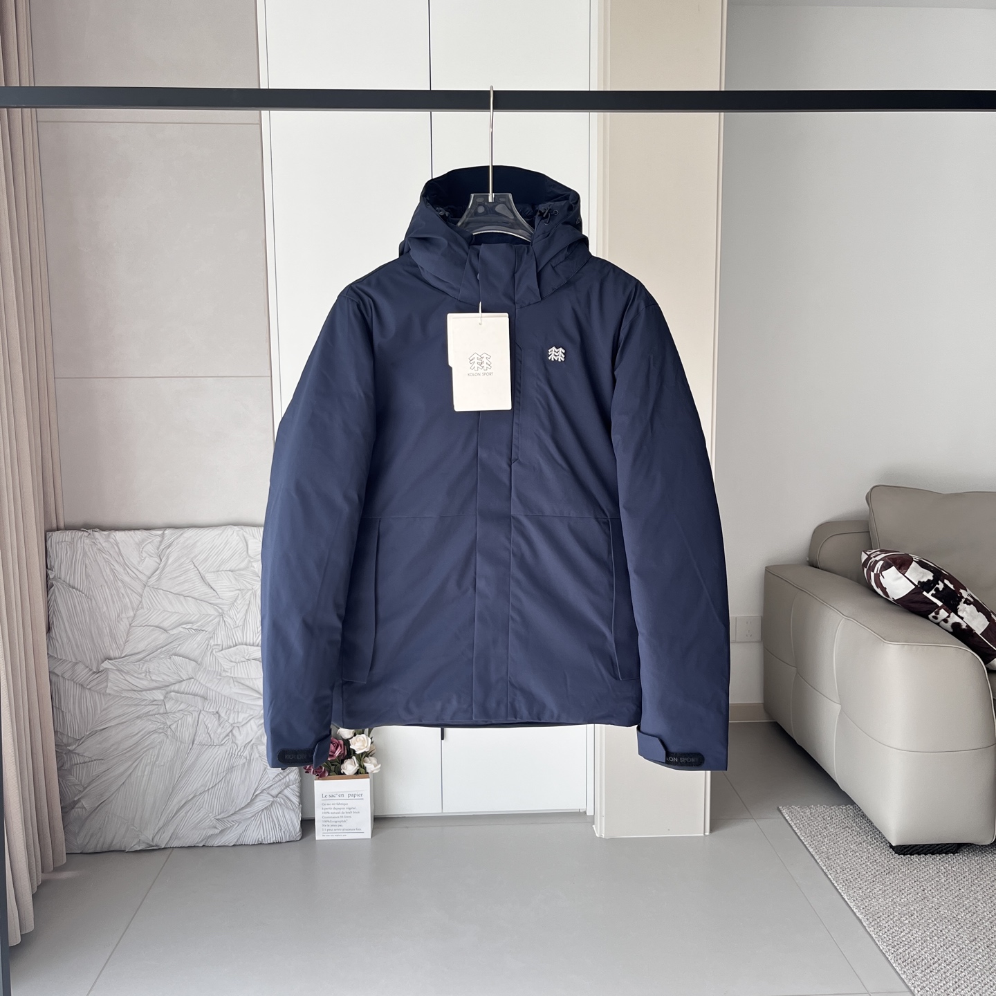 💰450
KOLON SPORT可隆羽绒服男户外防泼水轻量鹅绒服防风透湿羽绒服
原版1.1订单货,区别市面上普通版本 KOLON可隆连帽 SPORT羽绒服帽可拆卸!男款运动户外休闲防泼水羽绒夹克轻量大鹅绒服 -专为深秋寒冬季节户外运动设计,面料选用可隆定制面料,防风防水防静电防刮擦,耐穿耐磨。一般穿个三年五载完全不成问题。 轻量级羽绒夹克外层防泼水面料 偶遇小雨也不易沾湿 ,随时保持绒子的干燥性和清爽性,保持一整天的恒温状态。精选优质鹅绒 90%绒子含量 ,更加保暖,而且全部订单货在无尘车间做的,除味除菌除螨,收到货没有任何的味道,关键是内里填充700蓬松度高品质鹅绒 ,保证寒冬所需的保温需求,同时维持产品的轻量属性 ,穿在身上保暖的同时,轻盈保暖不压身。关键是内里全部四层锁绒内胆,不跑绒不钻绒,洗后不秤砣也不结块,妥妥的高品质。插手口袋带盖配合热压处理 更具质感 ,连帽设计可拆卸。出门方便,耳罩,围巾钱都省掉了,休闲.年轻.保暖,胸前的logo全部定制品牌标,彰显品牌风范,就连拉链都是品牌定制拉链。
颜色:白色、藏青、黑色
尺码:M-4XL
M 肩宽45 胸围108 袖长64 衣长68
L 肩宽46 胸围112 袖长65 衣长70
XL肩宽47 胸围116 袖长66 衣长72
2XL肩宽48 胸围120 袖长67 衣长74
3XL肩宽49 胸围124 袖长68 衣长76
4XL肩宽50 胸围130 袖长69 衣长78