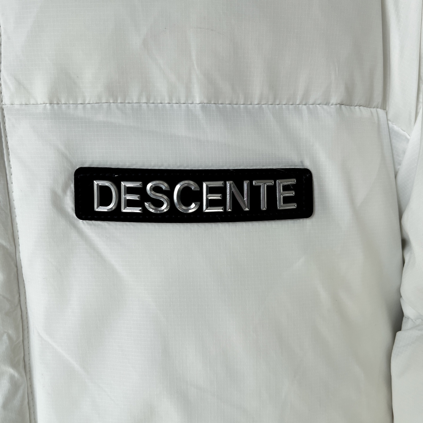 💰340
DESCENTE迪桑特连帽羽绒服 男女同款 情侣款
-面料:采用原版一比一定织定染面料。尼龙里布,双层内胆。
-辅料:原版拆解开发,一比一定制的小标,领标,水洗,吊牌,五金等等。
-工艺:原版分解,从裁剪,拼接,到缝制工艺完全原版一比一。
-羽绒:填充220g-260g左右的80%白鸭绒,蓬松度在700蓬左右。不管是上身效果,还是保暖性能都绝对爆赞!
-颜色:黑色 白色
-尺码:M L XL XXL
衣长 肩宽 胸围 推荐尺码
M 69 49 118 130斤内
L 71 50 122 150斤内
XL 73 51 126 170斤内
XXL 75 52 130 200斤内