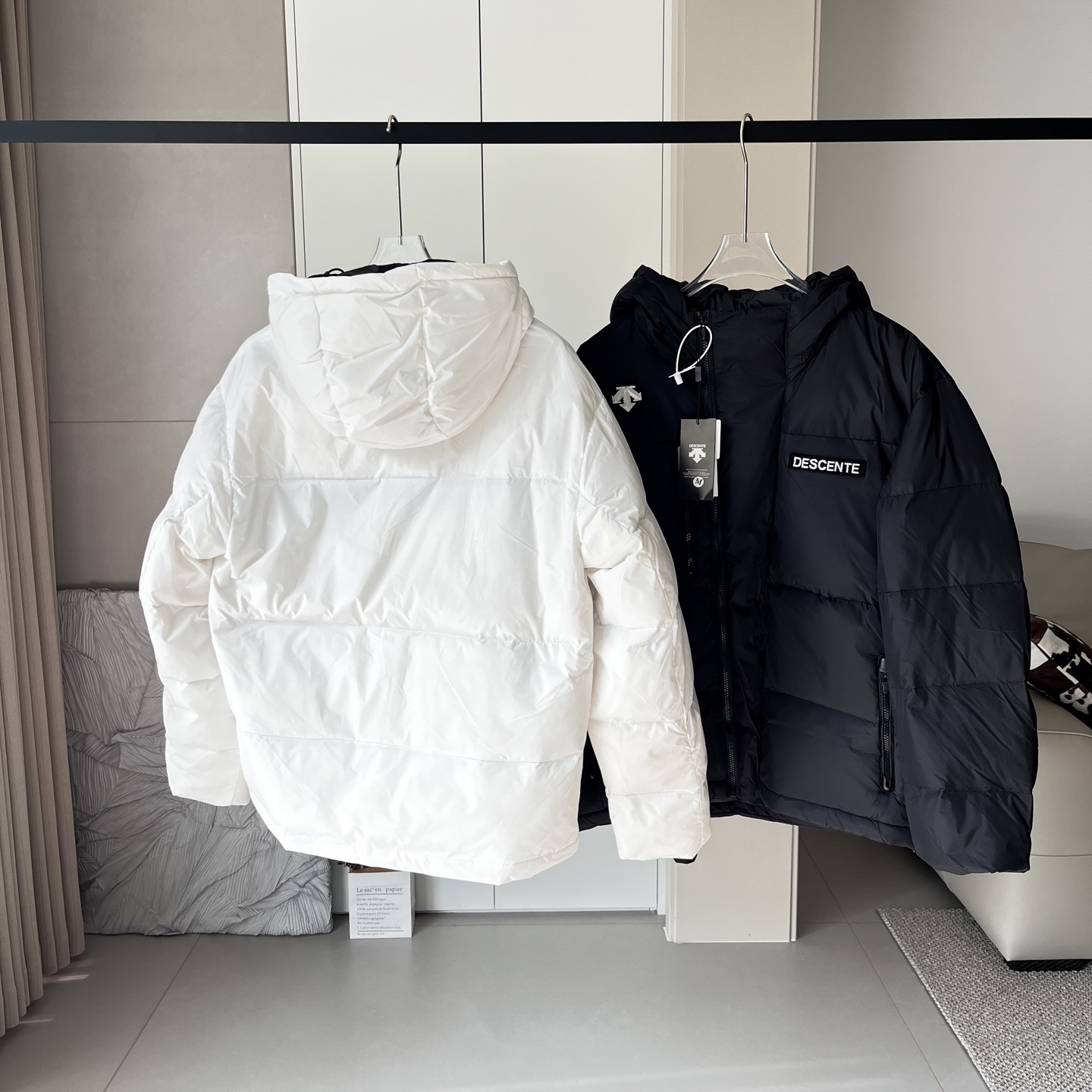 💰340
DESCENTE迪桑特连帽羽绒服 男女同款 情侣款
-面料:采用原版一比一定织定染面料。尼龙里布,双层内胆。
-辅料:原版拆解开发,一比一定制的小标,领标,水洗,吊牌,五金等等。
-工艺:原版分解,从裁剪,拼接,到缝制工艺完全原版一比一。
-羽绒:填充220g-260g左右的80%白鸭绒,蓬松度在700蓬左右。不管是上身效果,还是保暖性能都绝对爆赞!
-颜色:黑色 白色
-尺码:M L XL XXL
衣长 肩宽 胸围 推荐尺码
M 69 49 118 130斤内
L 71 50 122 150斤内
XL 73 51 126 170斤内
XXL 75 52 130 200斤内