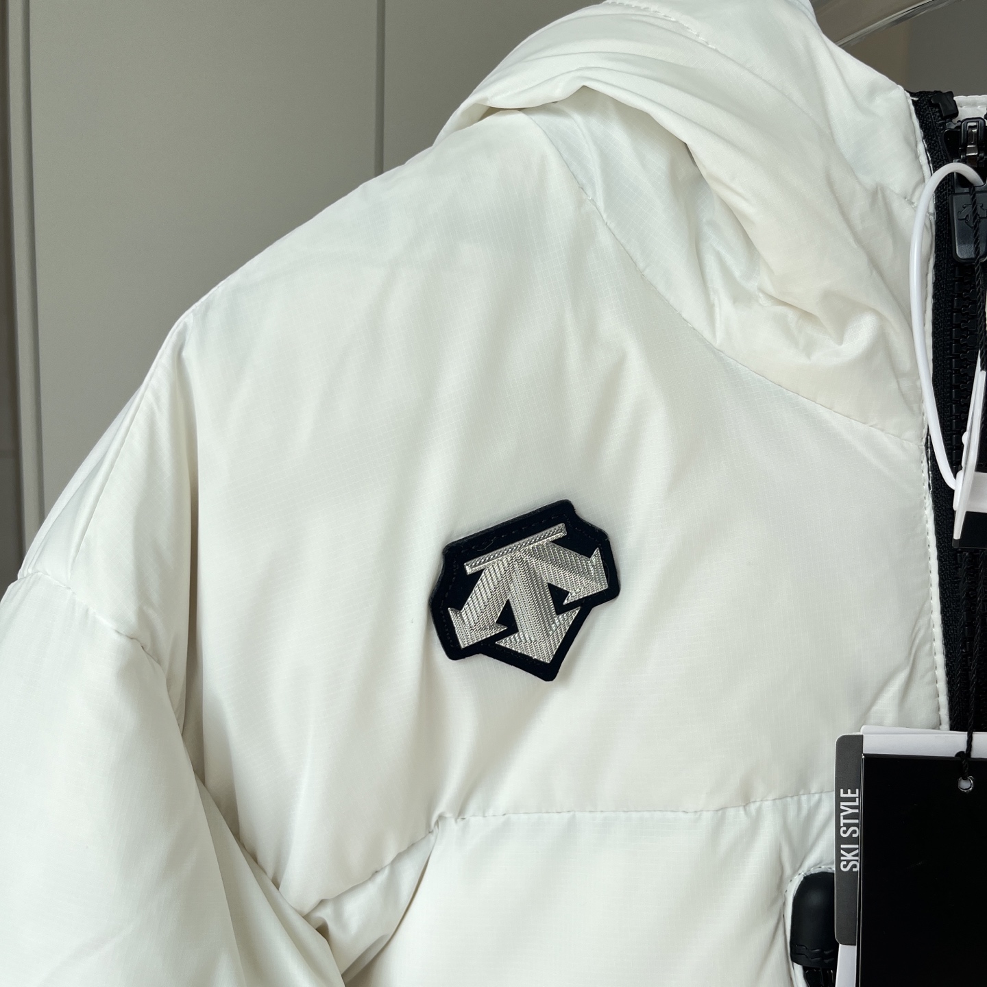 💰340
DESCENTE迪桑特连帽羽绒服 男女同款 情侣款
-面料:采用原版一比一定织定染面料。尼龙里布,双层内胆。
-辅料:原版拆解开发,一比一定制的小标,领标,水洗,吊牌,五金等等。
-工艺:原版分解,从裁剪,拼接,到缝制工艺完全原版一比一。
-羽绒:填充220g-260g左右的80%白鸭绒,蓬松度在700蓬左右。不管是上身效果,还是保暖性能都绝对爆赞!
-颜色:黑色 白色
-尺码:M L XL XXL
衣长 肩宽 胸围 推荐尺码
M 69 49 118 130斤内
L 71 50 122 150斤内
XL 73 51 126 170斤内
XXL 75 52 130 200斤内