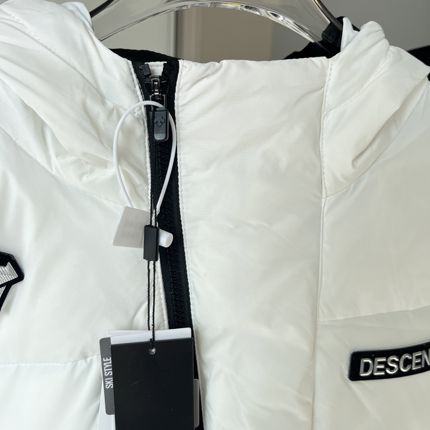 💰340
DESCENTE迪桑特连帽羽绒服 男女同款 情侣款
-面料:采用原版一比一定织定染面料。尼龙里布,双层内胆。
-辅料:原版拆解开发,一比一定制的小标,领标,水洗,吊牌,五金等等。
-工艺:原版分解,从裁剪,拼接,到缝制工艺完全原版一比一。
-羽绒:填充220g-260g左右的80%白鸭绒,蓬松度在700蓬左右。不管是上身效果,还是保暖性能都绝对爆赞!
-颜色:黑色 白色
-尺码:M L XL XXL
衣长 肩宽 胸围 推荐尺码
M 69 49 118 130斤内
L 71 50 122 150斤内
XL 73 51 126 170斤内
XXL 75 52 130 200斤内