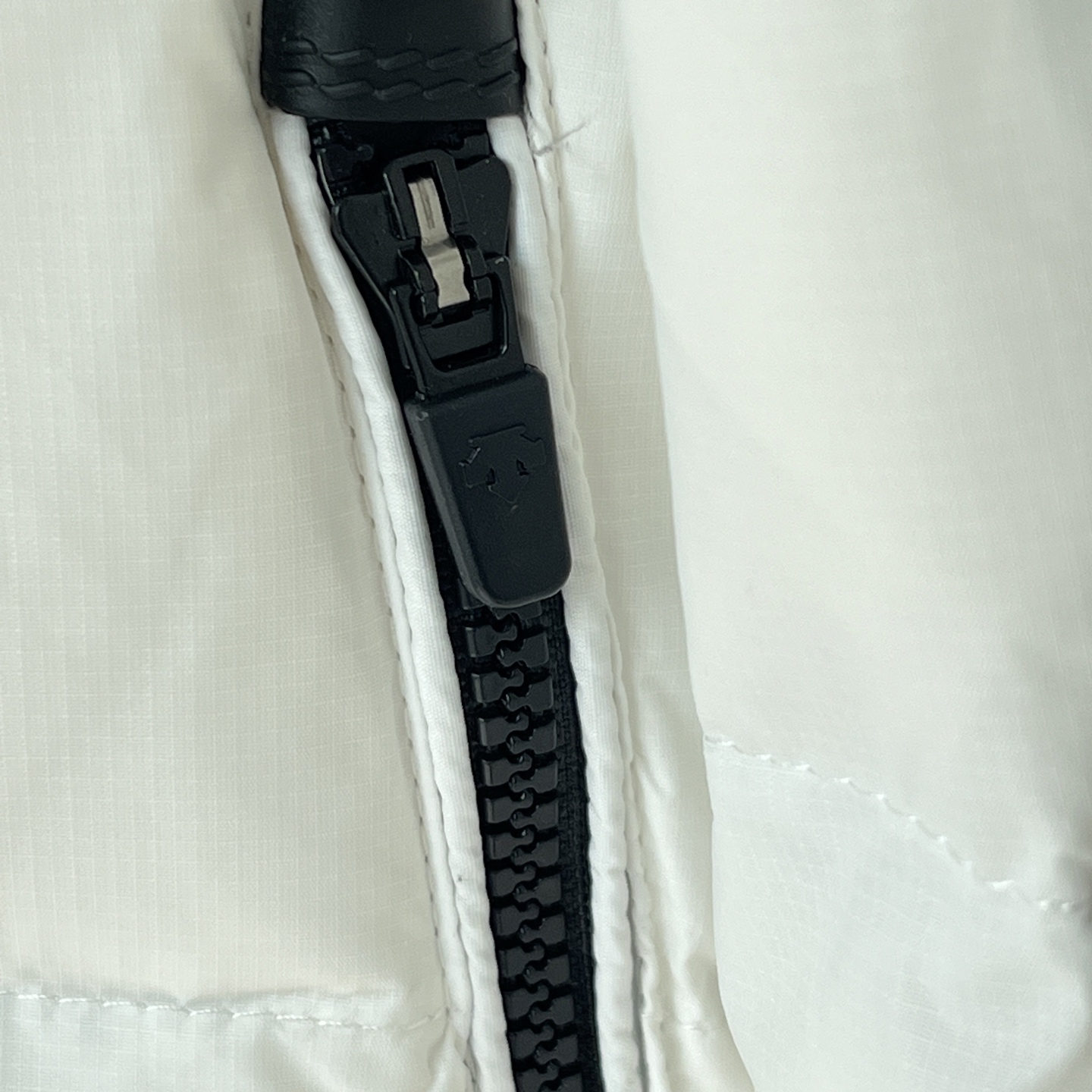 💰340
DESCENTE迪桑特连帽羽绒服 男女同款 情侣款
-面料:采用原版一比一定织定染面料。尼龙里布,双层内胆。
-辅料:原版拆解开发,一比一定制的小标,领标,水洗,吊牌,五金等等。
-工艺:原版分解,从裁剪,拼接,到缝制工艺完全原版一比一。
-羽绒:填充220g-260g左右的80%白鸭绒,蓬松度在700蓬左右。不管是上身效果,还是保暖性能都绝对爆赞!
-颜色:黑色 白色
-尺码:M L XL XXL
衣长 肩宽 胸围 推荐尺码
M 69 49 118 130斤内
L 71 50 122 150斤内
XL 73 51 126 170斤内
XXL 75 52 130 200斤内