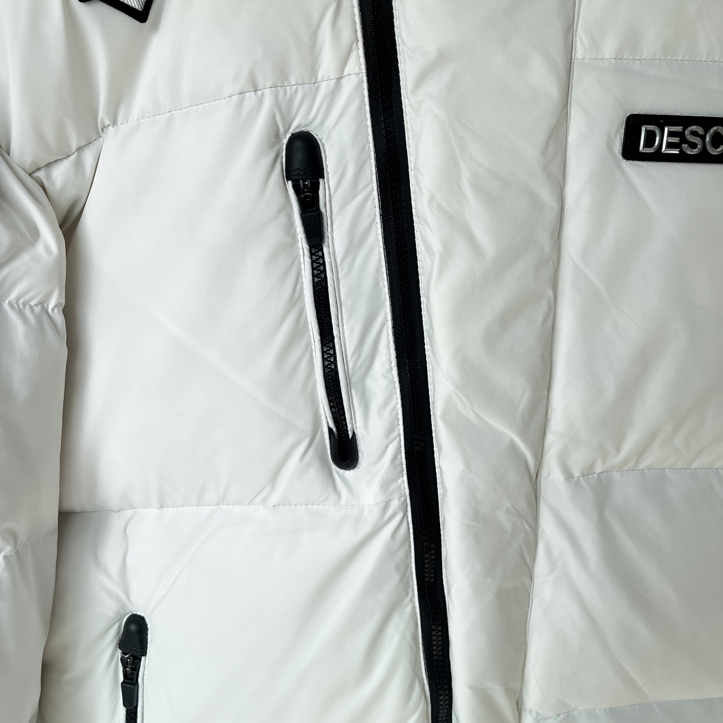 💰340
DESCENTE迪桑特连帽羽绒服 男女同款 情侣款
-面料:采用原版一比一定织定染面料。尼龙里布,双层内胆。
-辅料:原版拆解开发,一比一定制的小标,领标,水洗,吊牌,五金等等。
-工艺:原版分解,从裁剪,拼接,到缝制工艺完全原版一比一。
-羽绒:填充220g-260g左右的80%白鸭绒,蓬松度在700蓬左右。不管是上身效果,还是保暖性能都绝对爆赞!
-颜色:黑色 白色
-尺码:M L XL XXL
衣长 肩宽 胸围 推荐尺码
M 69 49 118 130斤内
L 71 50 122 150斤内
XL 73 51 126 170斤内
XXL 75 52 130 200斤内