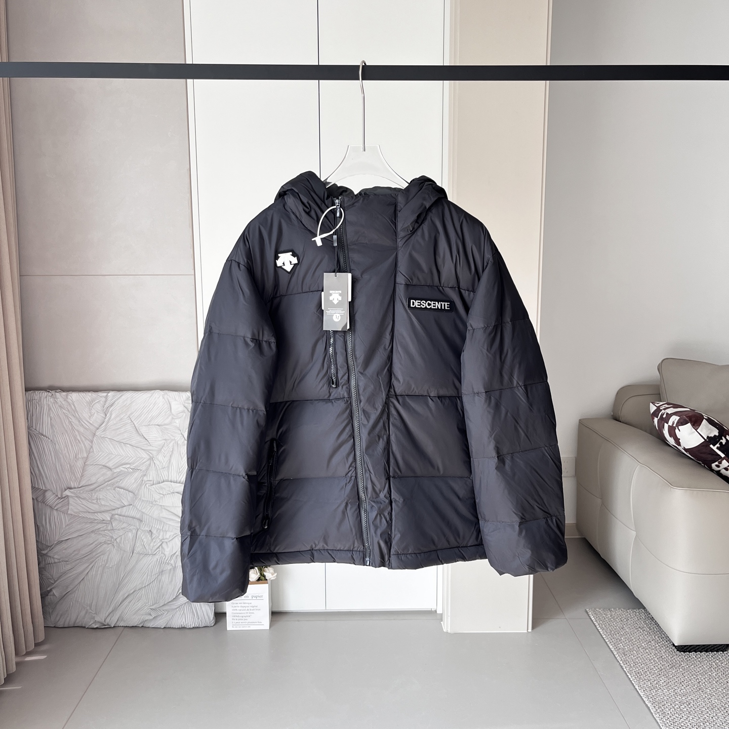 💰340
DESCENTE迪桑特连帽羽绒服 男女同款 情侣款
-面料:采用原版一比一定织定染面料。尼龙里布,双层内胆。
-辅料:原版拆解开发,一比一定制的小标,领标,水洗,吊牌,五金等等。
-工艺:原版分解,从裁剪,拼接,到缝制工艺完全原版一比一。
-羽绒:填充220g-260g左右的80%白鸭绒,蓬松度在700蓬左右。不管是上身效果,还是保暖性能都绝对爆赞!
-颜色:黑色 白色
-尺码:M L XL XXL
衣长 肩宽 胸围 推荐尺码
M 69 49 118 130斤内
L 71 50 122 150斤内
XL 73 51 126 170斤内
XXL 75 52 130 200斤内