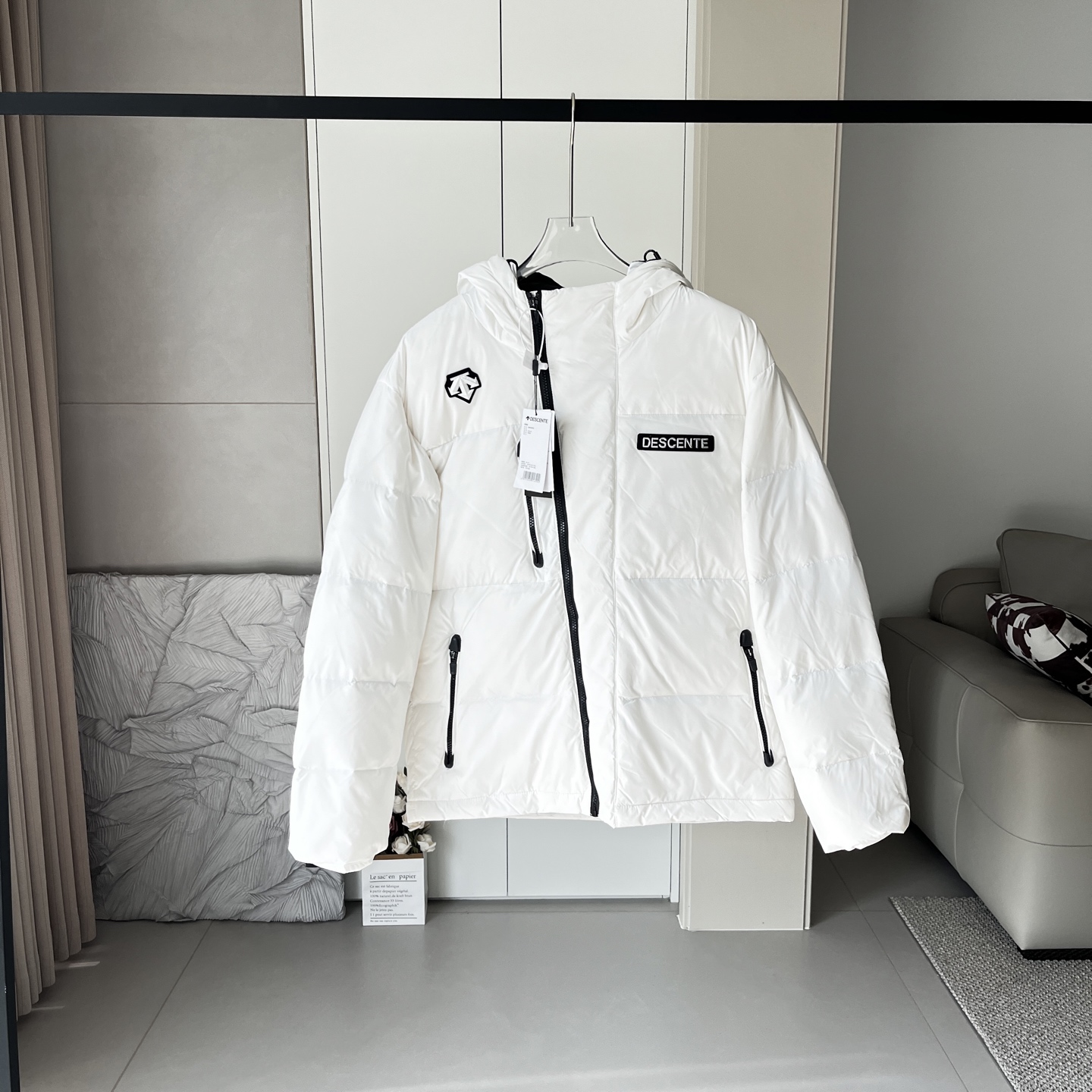 💰340
DESCENTE迪桑特连帽羽绒服 男女同款 情侣款
-面料:采用原版一比一定织定染面料。尼龙里布,双层内胆。
-辅料:原版拆解开发,一比一定制的小标,领标,水洗,吊牌,五金等等。
-工艺:原版分解,从裁剪,拼接,到缝制工艺完全原版一比一。
-羽绒:填充220g-260g左右的80%白鸭绒,蓬松度在700蓬左右。不管是上身效果,还是保暖性能都绝对爆赞!
-颜色:黑色 白色
-尺码:M L XL XXL
衣长 肩宽 胸围 推荐尺码
M 69 49 118 130斤内
L 71 50 122 150斤内
XL 73 51 126 170斤内
XXL 75 52 130 200斤内